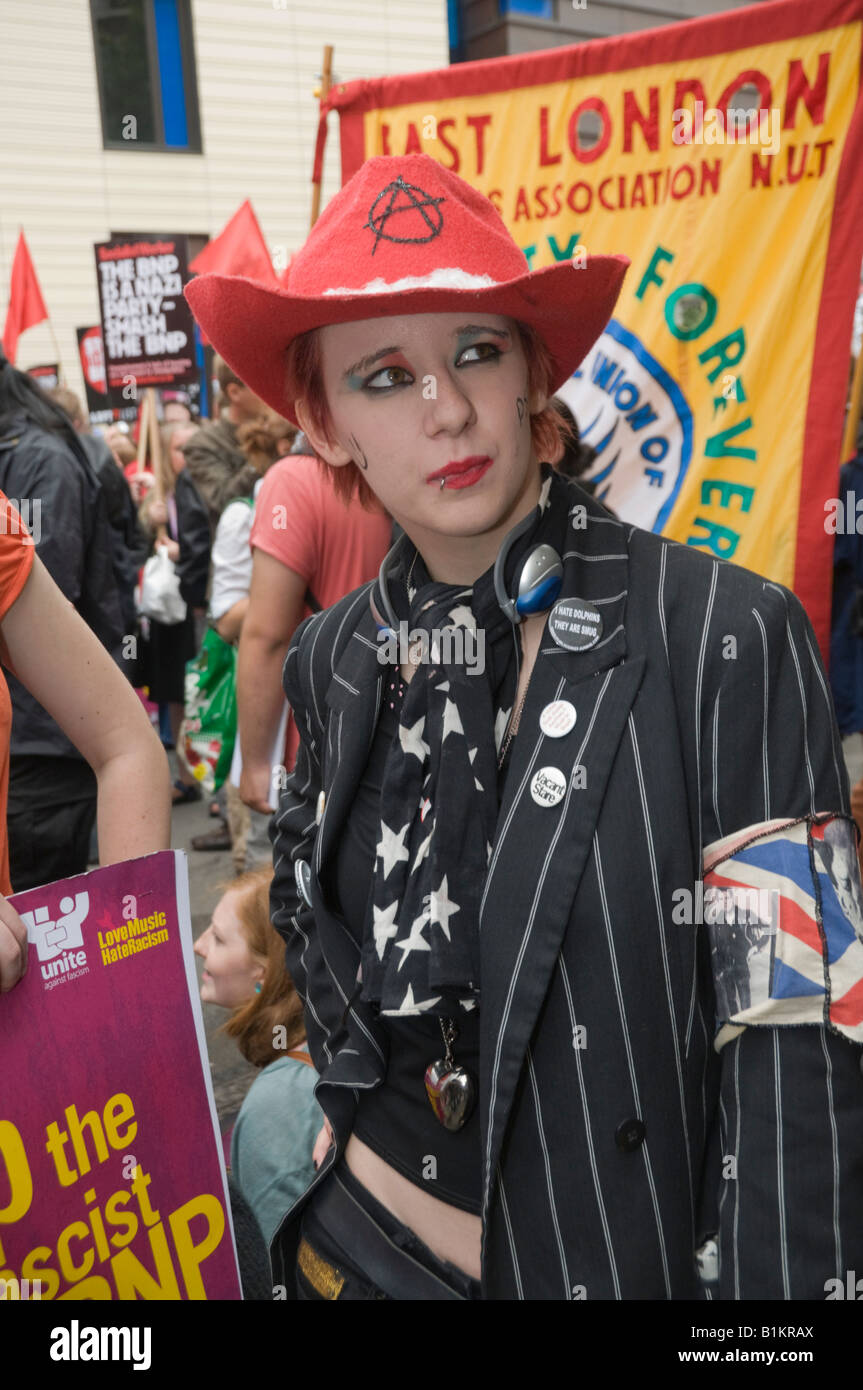 Frau mit roter Cowboyhut und gestreiften Anzug auf "Stop die BNP" Liebe Musik hasse Rassismus März in London Stockfoto