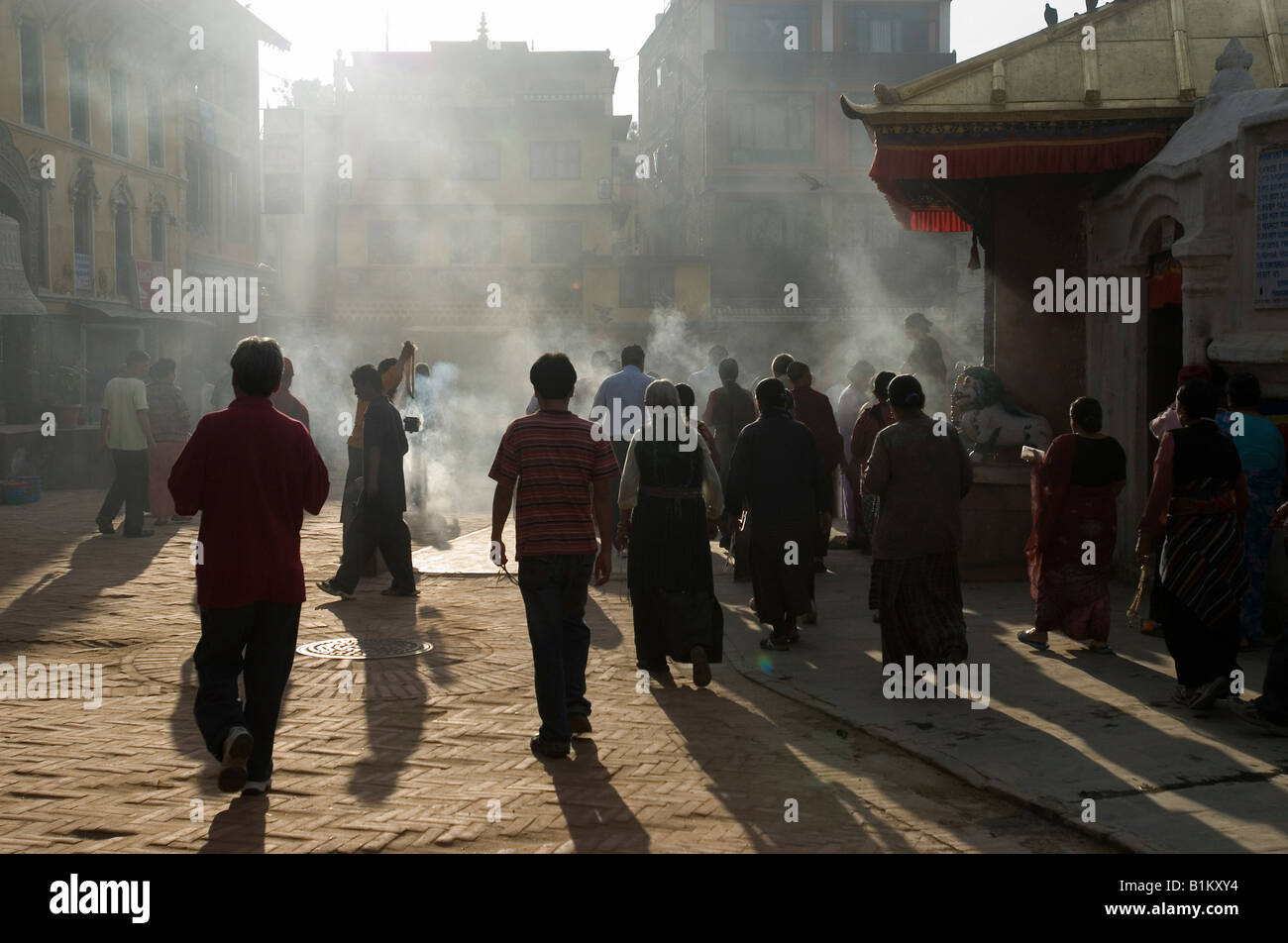 Morgengebet am Boudhanath Stupa, Kathmandu, Nepal Stockfoto