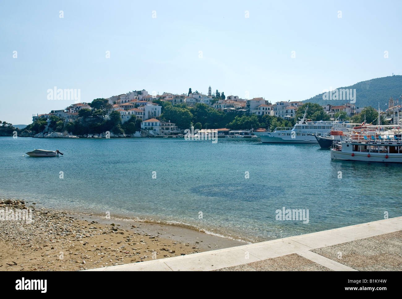 Old Port Skiathos Stadt in Richtung Kap Plakes Stockfoto