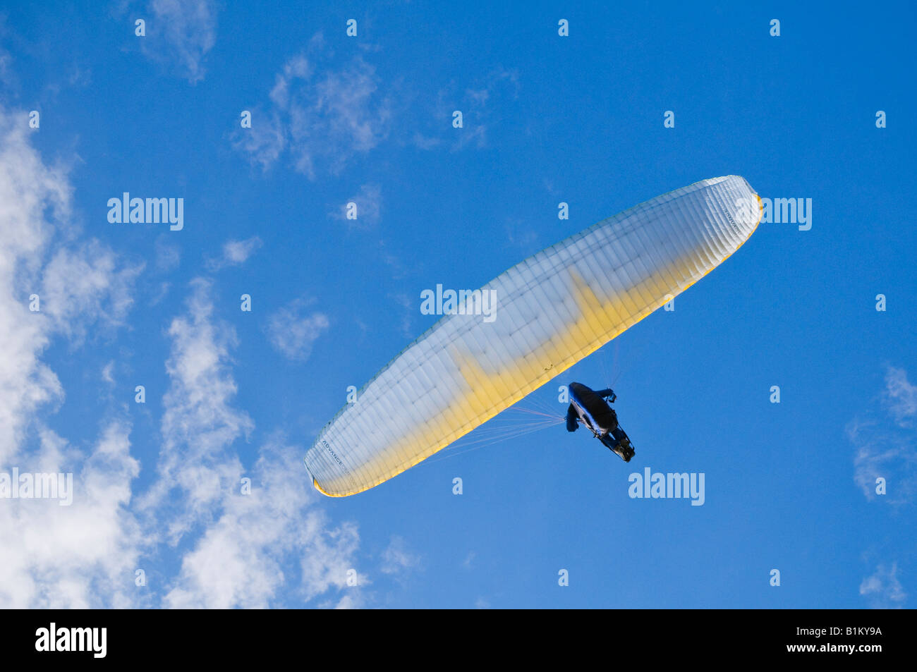 Unter Ansicht des Gleitschirms mit blauem Himmel Stockfoto
