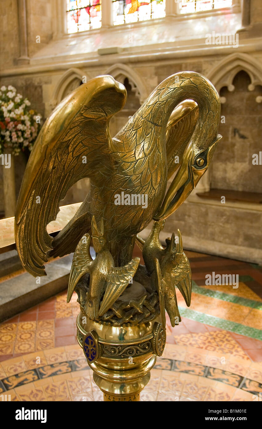 Blasleppern, die einen Pelikaner in ihrer Frömmigkeit in der Chichester Cathedral, West Sussex, England, Großbritannien darstellen Stockfoto
