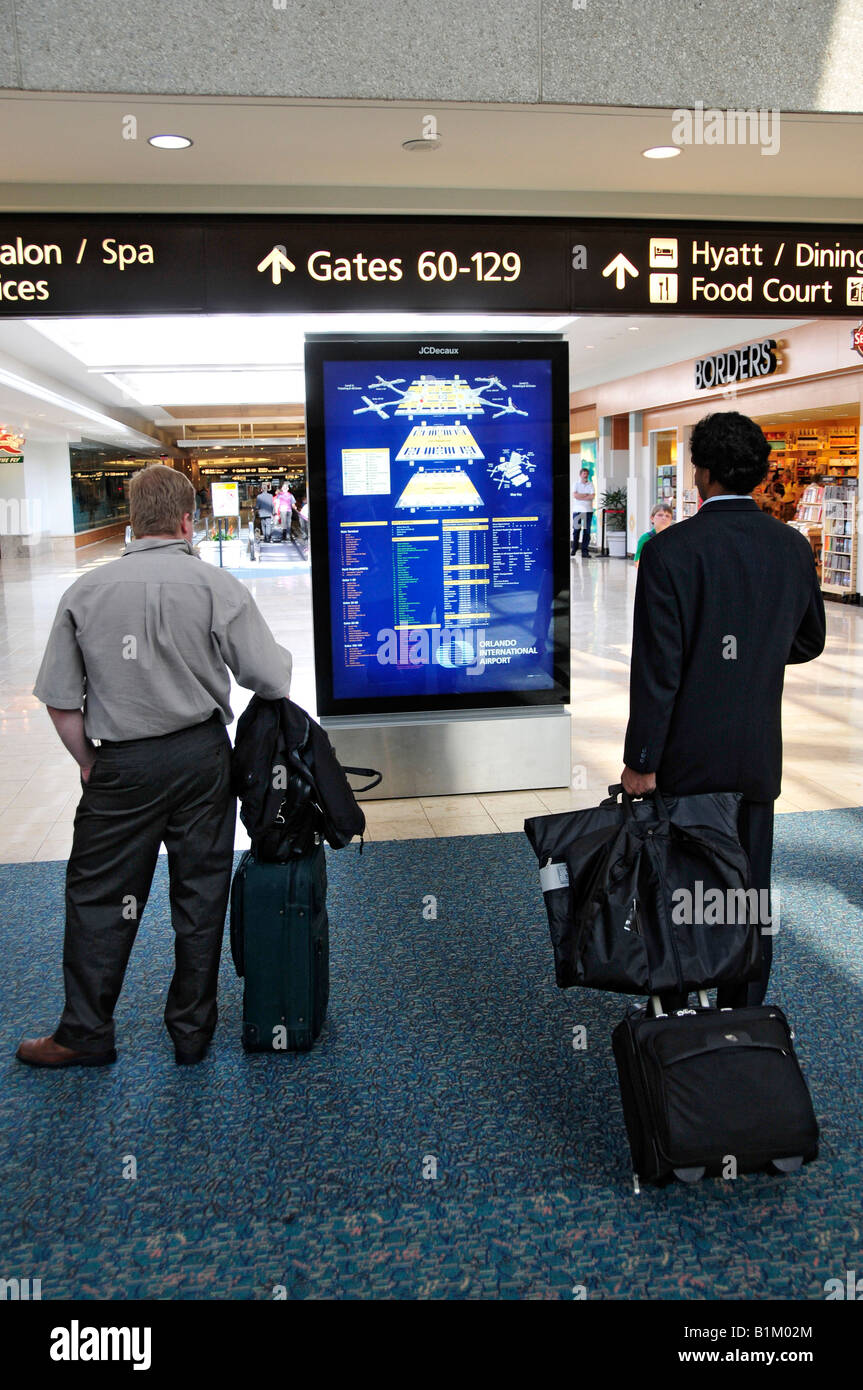 Richtungen der Passagier an Bord der internationale Flughafen Orlando Florida Stockfoto
