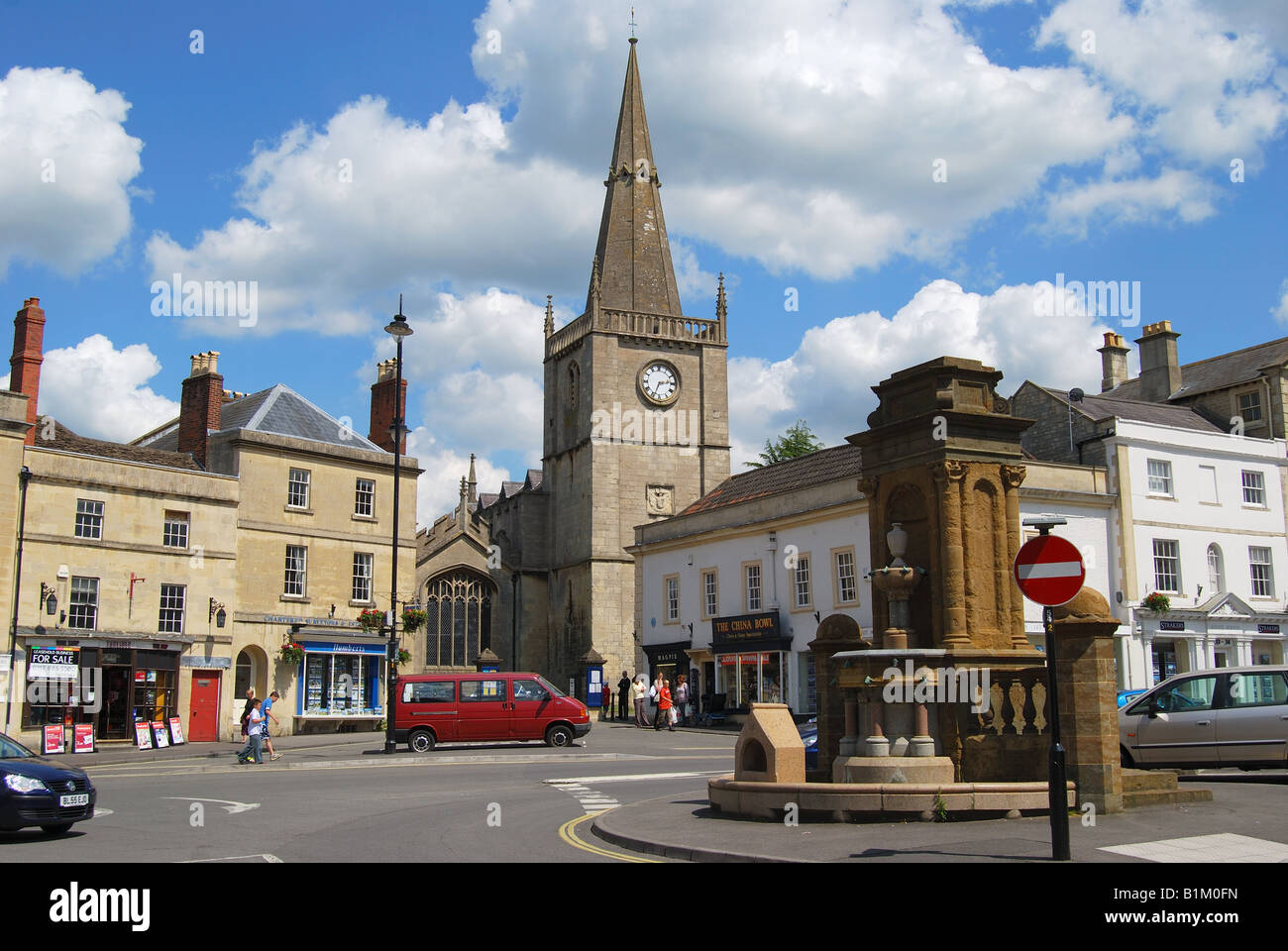 Marktplatz mit Saint Andrew Parish Church, Chippenham, Wiltshire, England, Vereinigtes Königreich Stockfoto