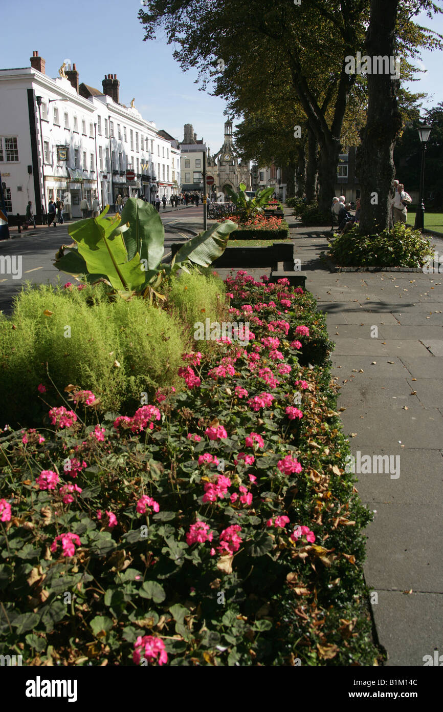 Stadt von Chichester, England. Ansicht von Chichester Weststraße Chichester Kreuz im Hintergrund. Stockfoto