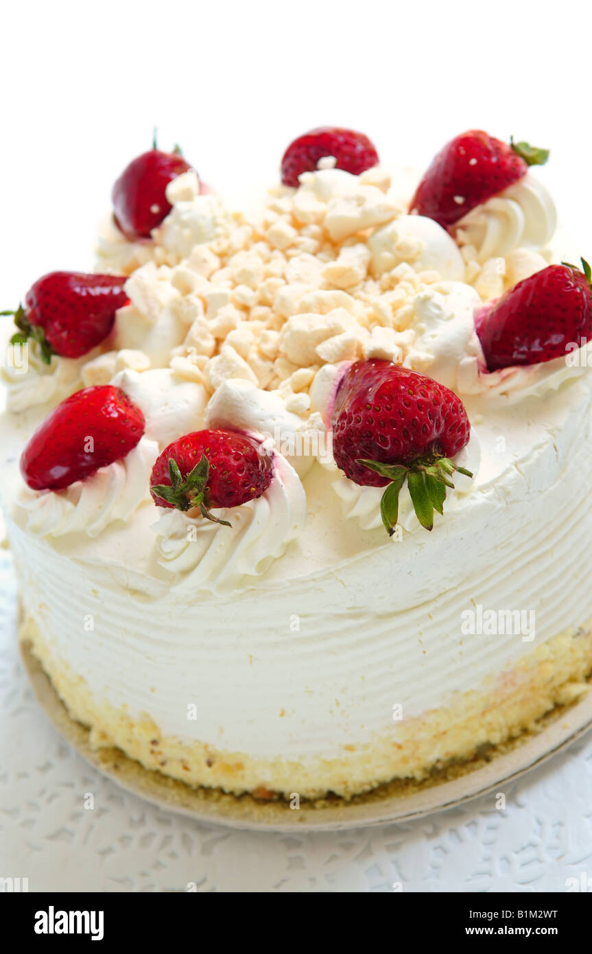 Ganze Erdbeeren Baiser Kuchen auf weißem Hintergrund Stockfoto