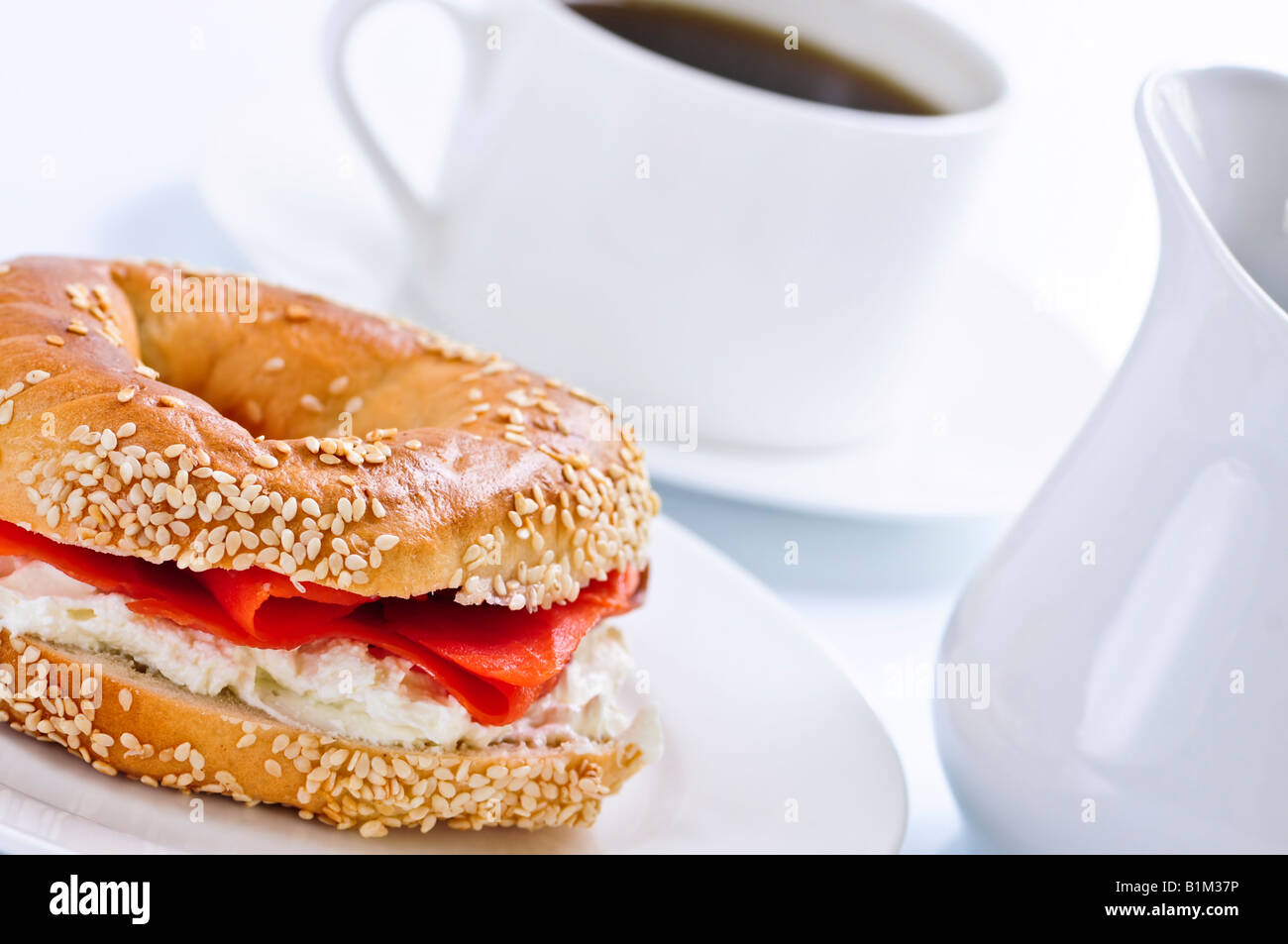 Leichte Mahlzeit mit geräuchertem Lachs Bagel und Kaffee Stockfoto