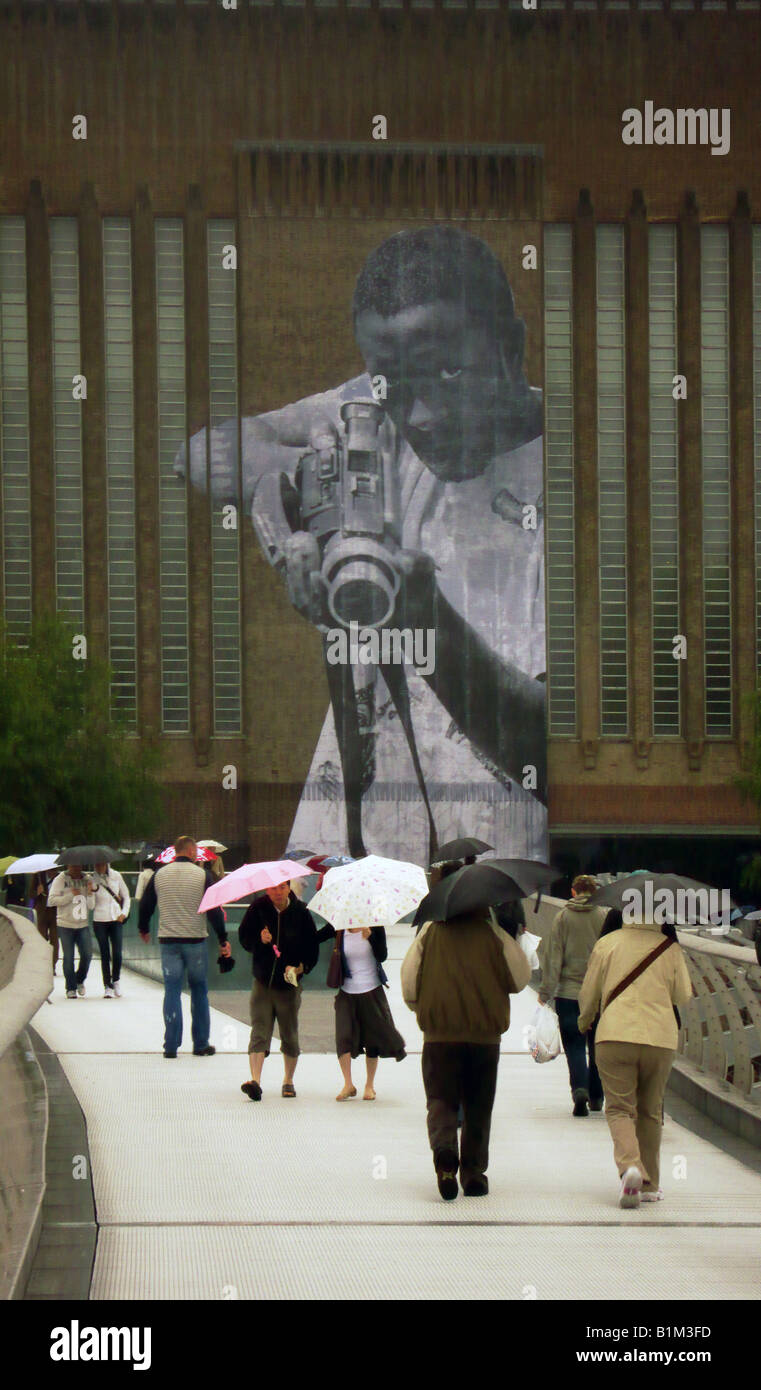 Graffiti auf der Vorderseite des Tate Modern Stockfoto