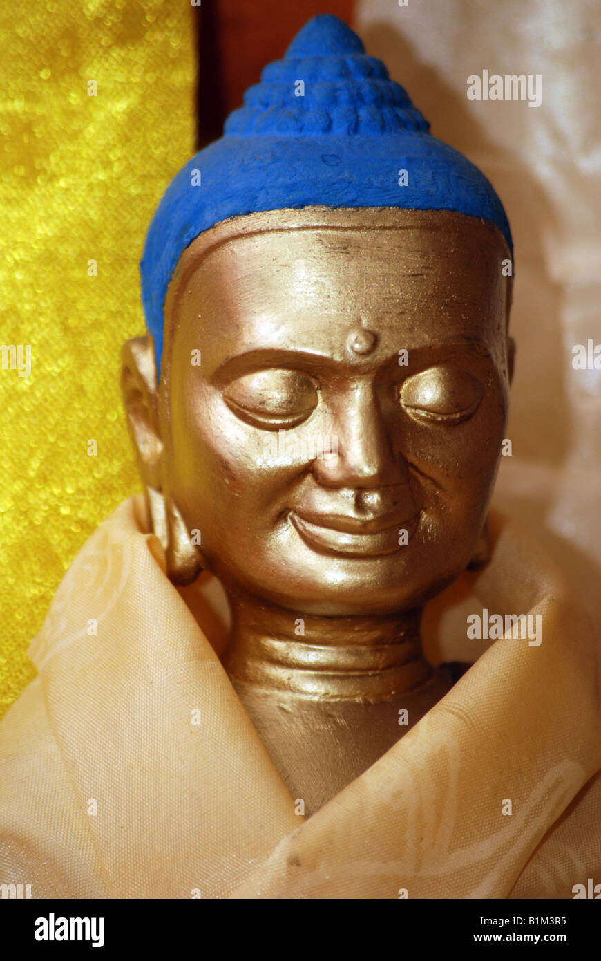 Gautama Buddha (Siddhattha Gotama oder Shakyamuni Buudha) Abbildung in traditionellen Gebetsraum im tibetischen Haus Stockfoto
