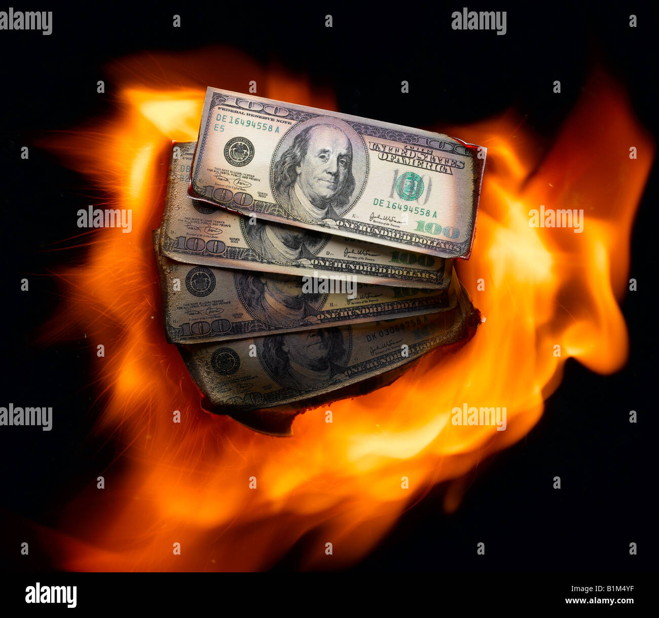 Hundert-Dollar-US-Rechnungen in Brand Stockfoto