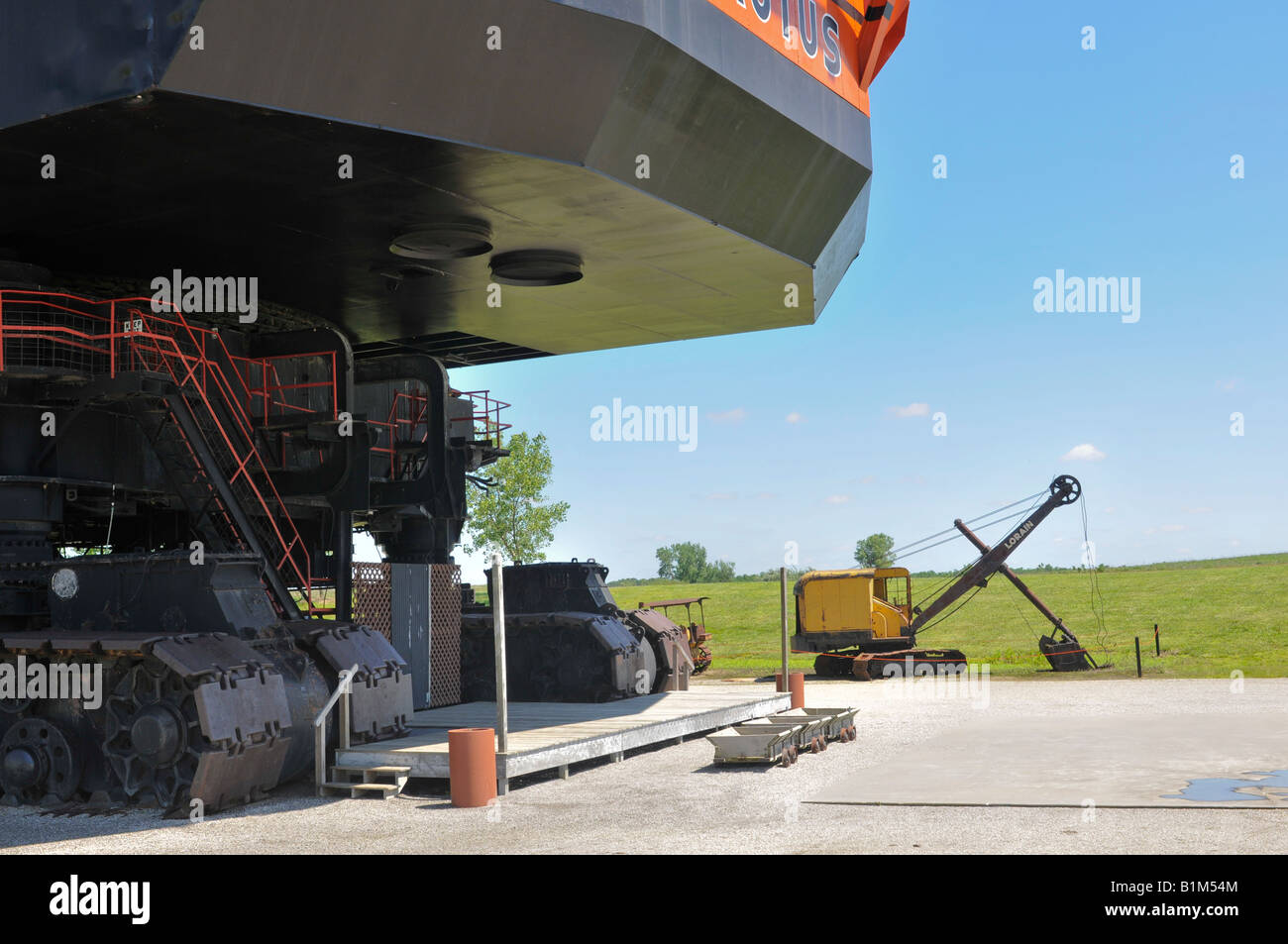 Eine kleinere angetrieben Schaufel sitzen neben Big Brutus. Stockfoto