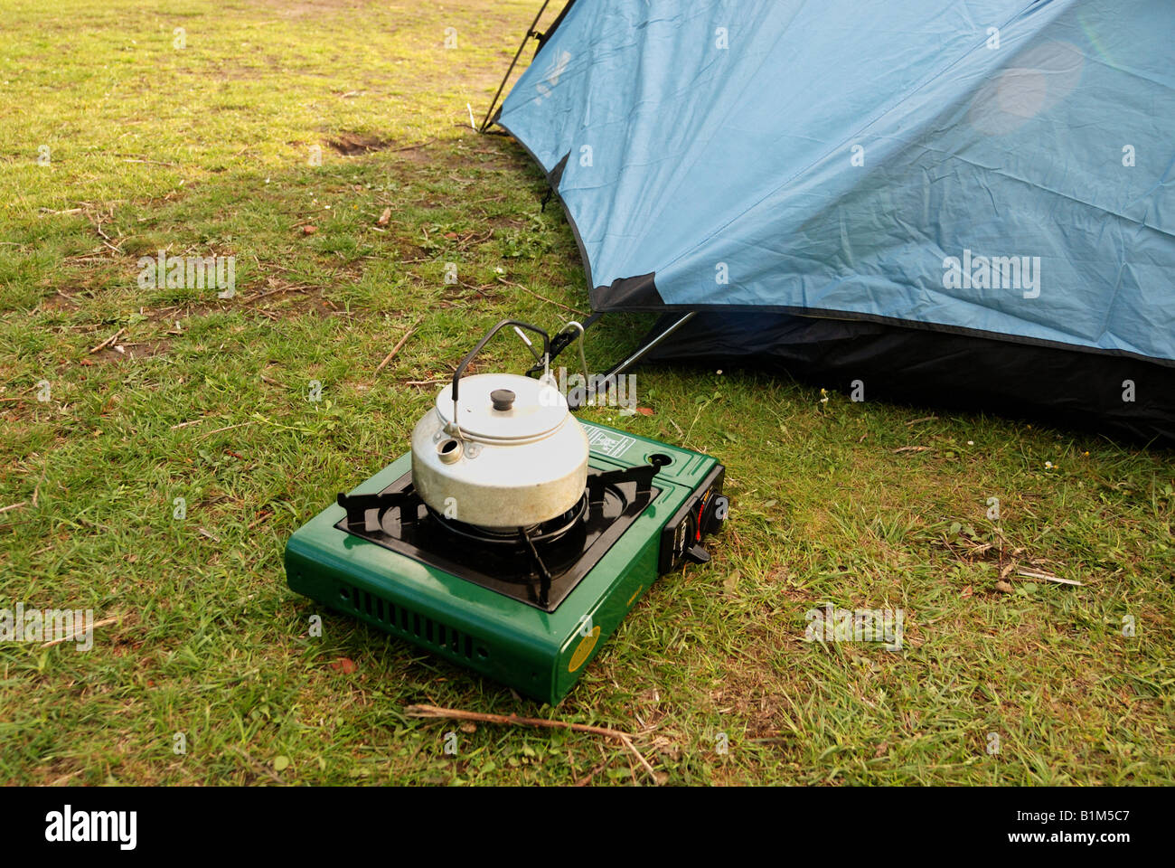 Kochendes Wasser zum Frühstück während camping Stockfoto
