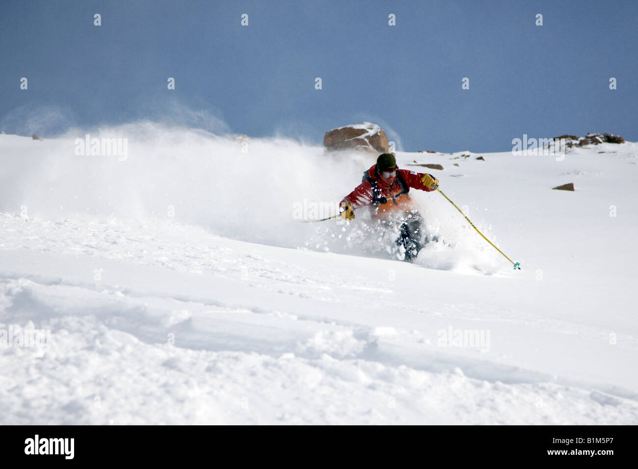 Einsamer Skifahrer im frischen Pulverschnee. Keine Namen Schale, Monarch Mountain, Colorado Stockfoto