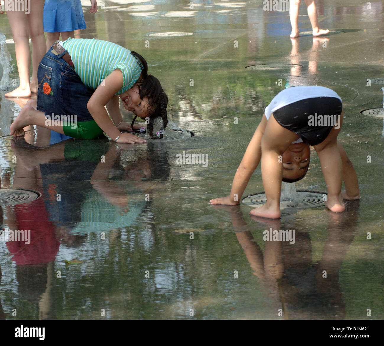 Kinder erfrischen Sie sich in einem Brunnen im Battery Park in New York während die Temperaturen in der Stadt Mitte der 90er Jahre betroffen Stockfoto