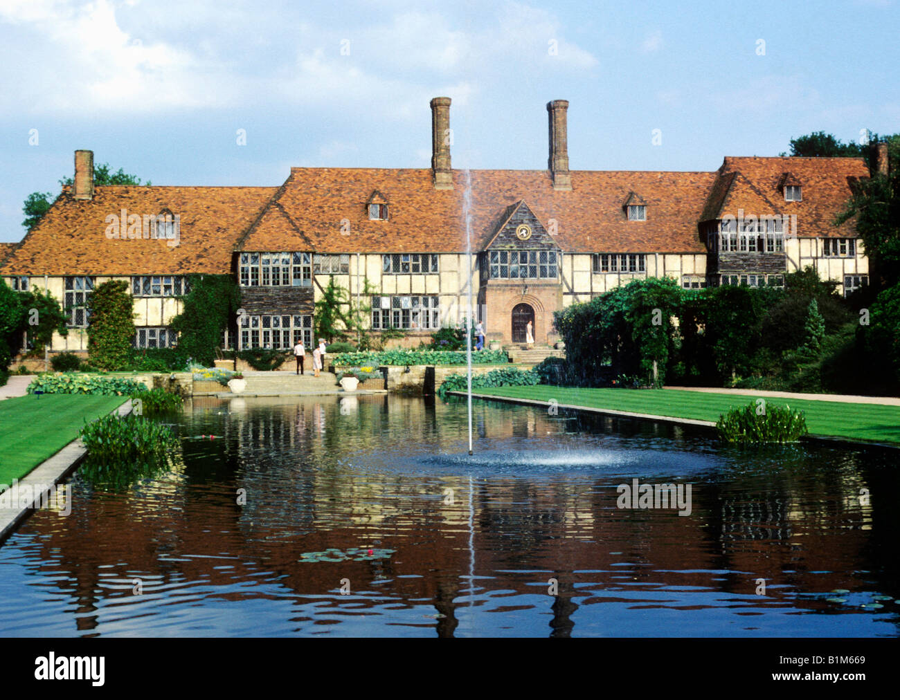 Wisley RHS zentrale Büros Teich See Surrey Royal Horticultural Society mock Tudor England UK Rasen Gebäude Stockfoto