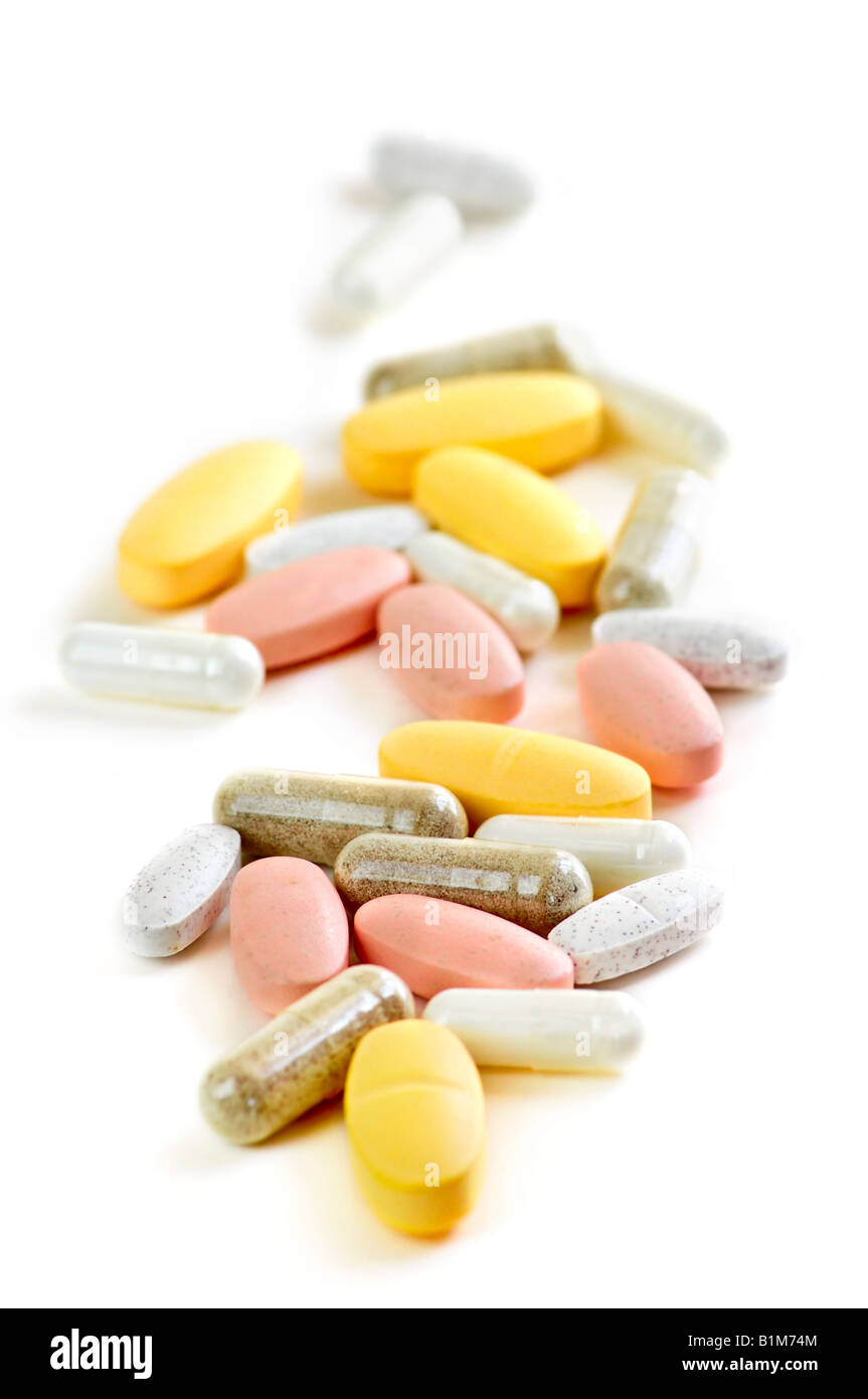 Mischung aus Vitaminen und pflanzliche Präparate auf weißem Hintergrund Stockfoto