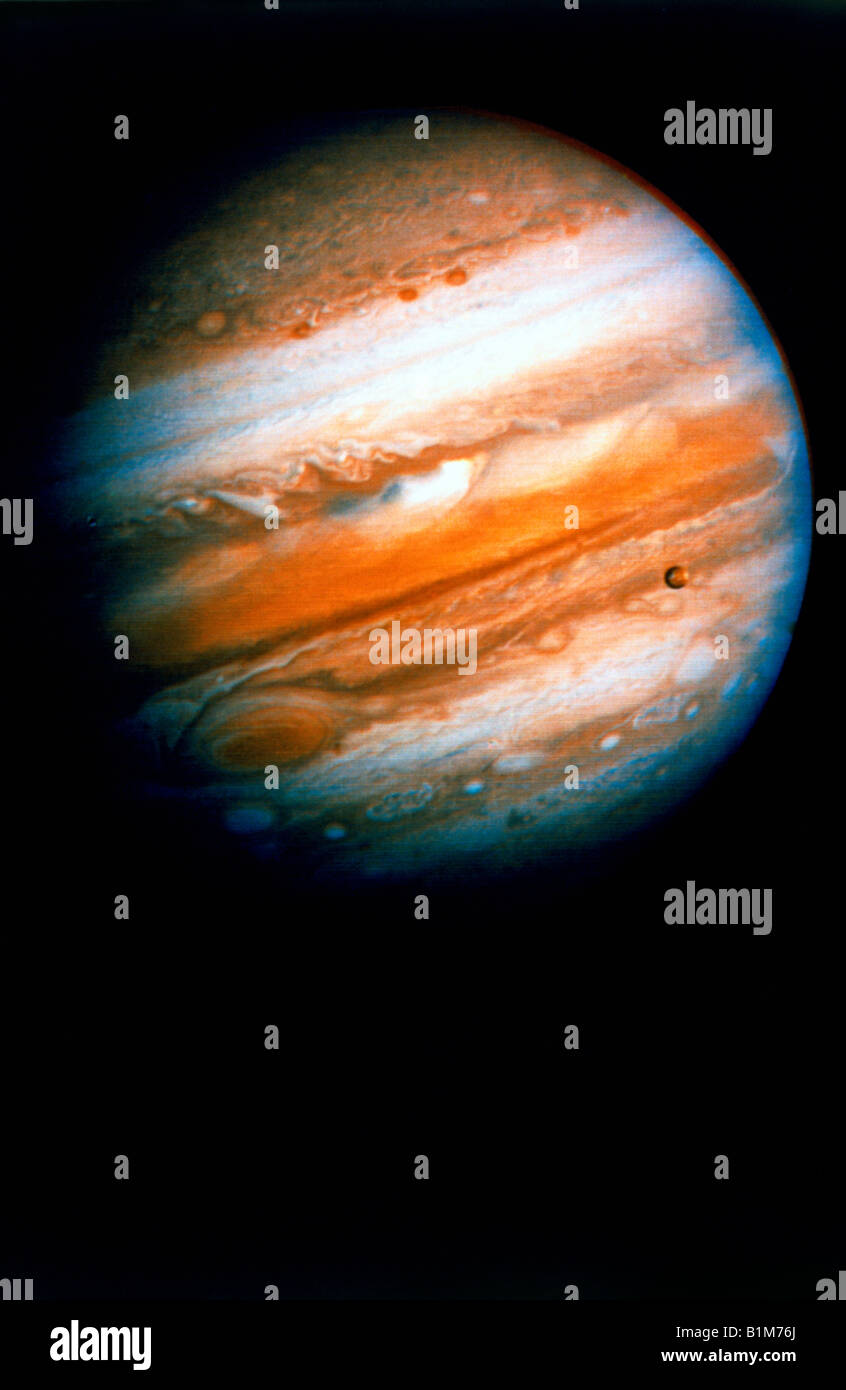 Jupiter zeigt der große rote Fleck und Io einer seiner Monde Stockfoto
