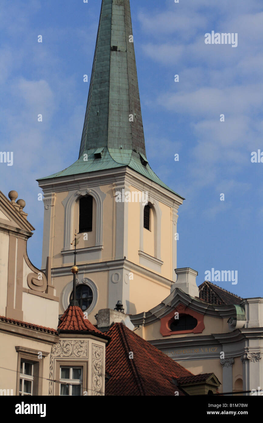 Kirchturm von St. Thomas des Augustinerordens schwebt über die Dächer von Malostrana, Prag, Tschechische Republik Stockfoto