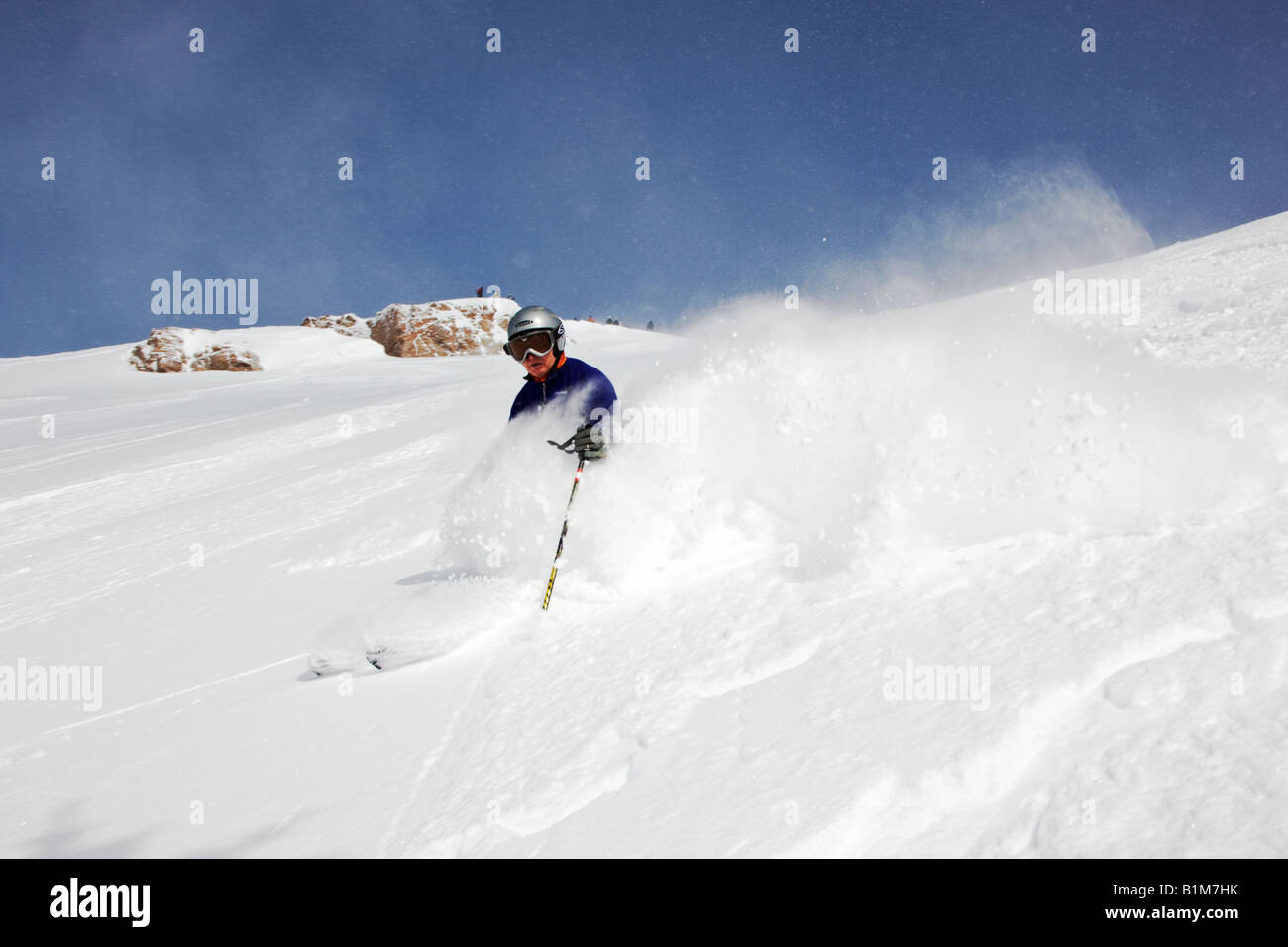 Einsamer Skifahrer im frischen Pulverschnee. Keine Namen Schale, Monarch Mountain, Colorado Stockfoto