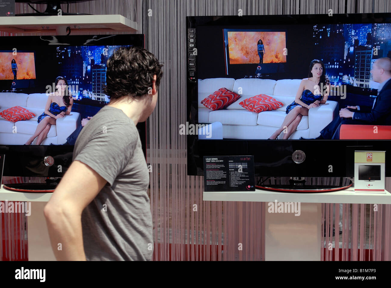 Ein Konsument durchsucht die LG Scarlet high-Definition-Fernseher in das World Financial Center in New York Stockfoto
