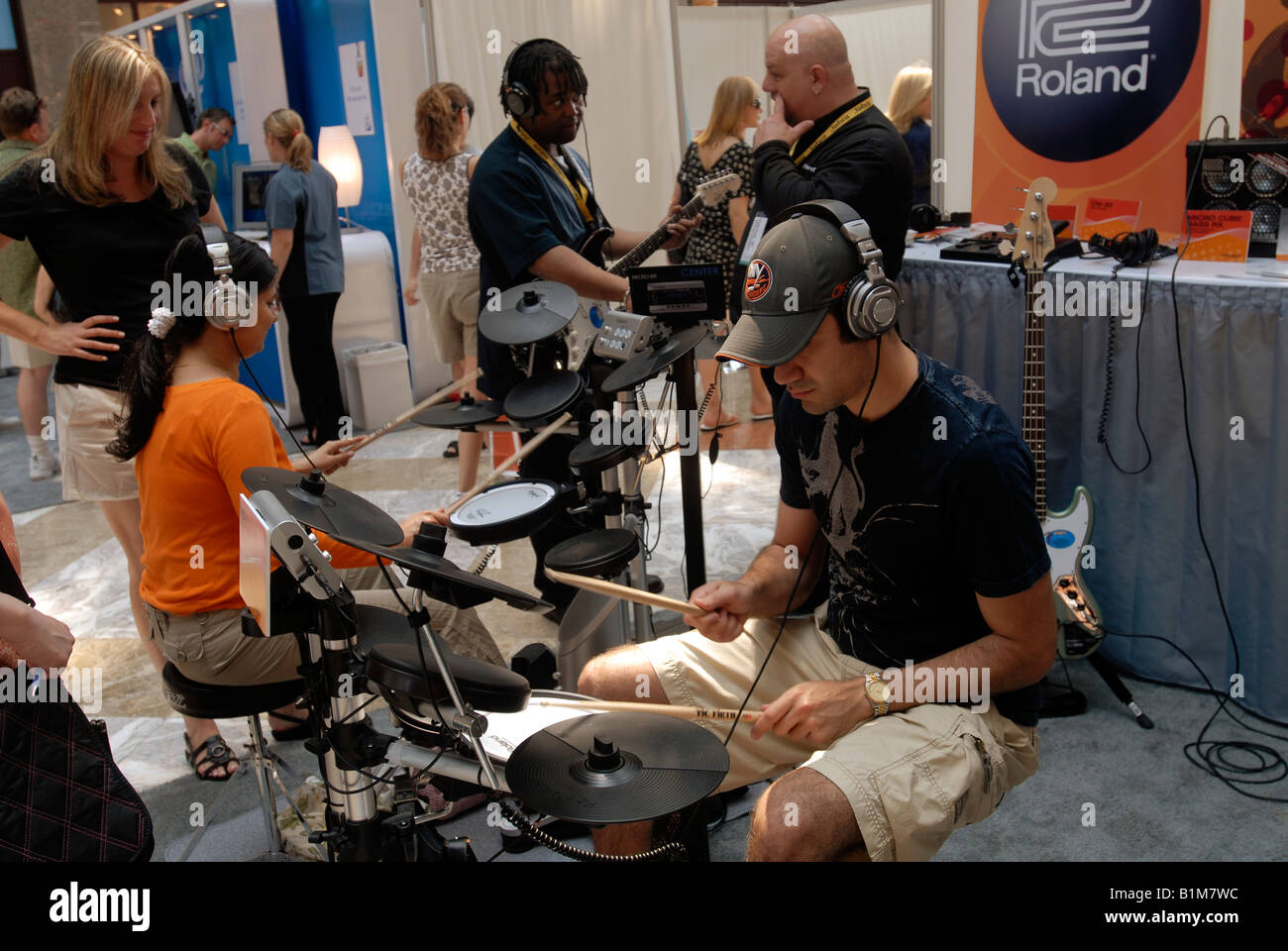 Verbraucher ausprobieren von Roland e-drums Stockfoto