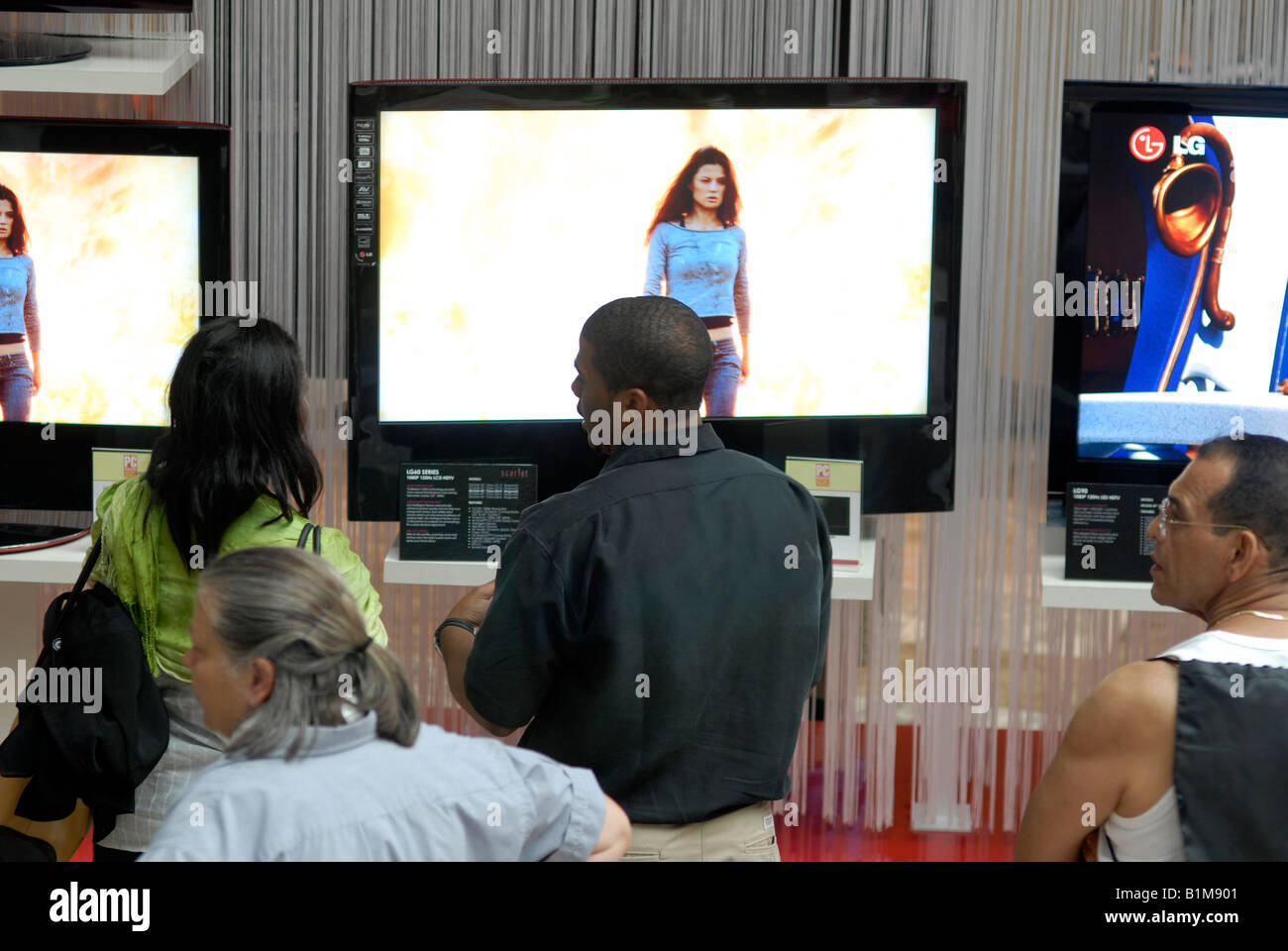 Ein Mitarbeiter von LG zeigt ihre neue Scarlet high-Definition-Fernseher in das World Financial Center Stockfoto