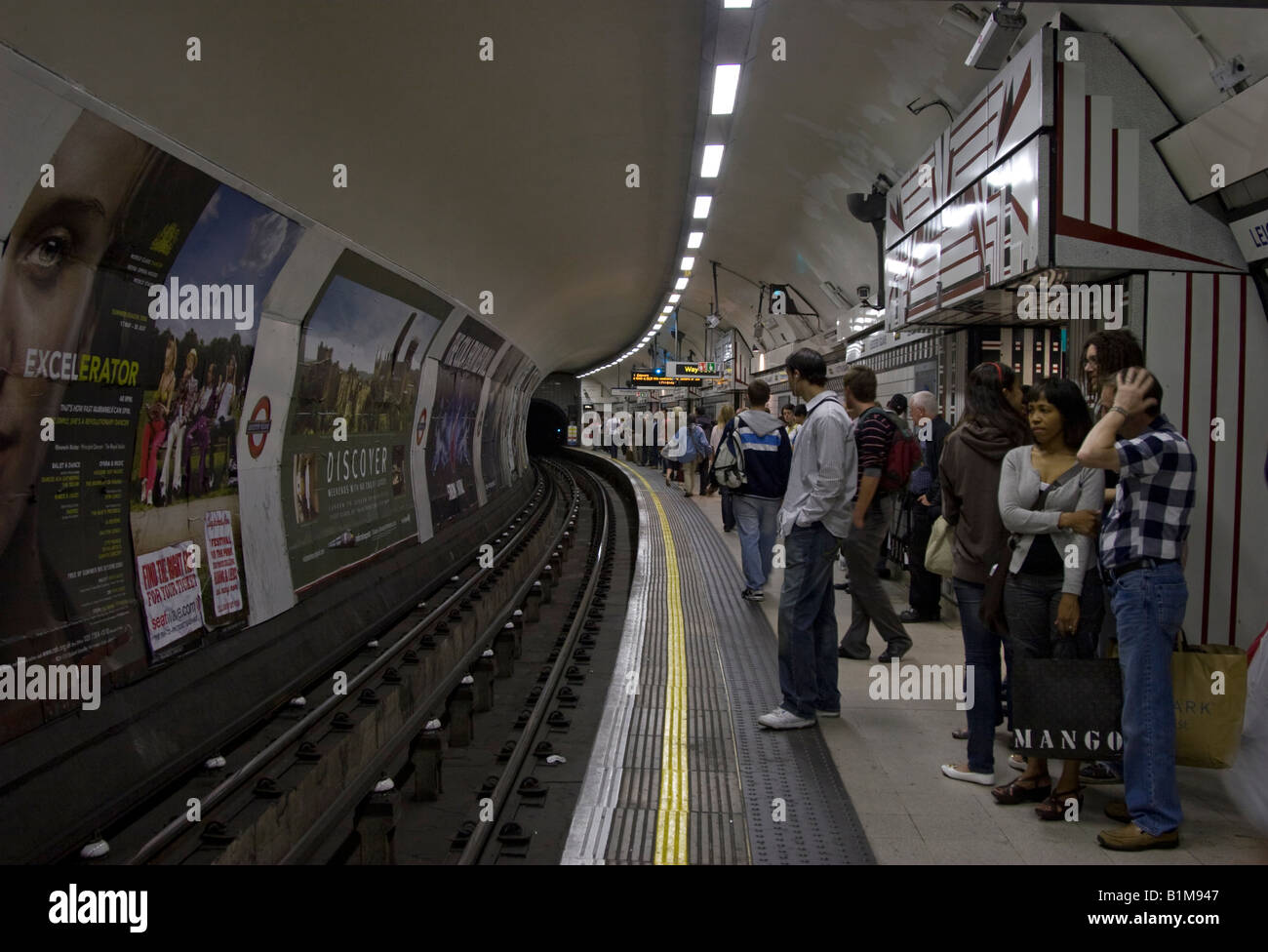 Beschäftigt Plattform Leicester Square U-Bahn Station Northern Line London Stockfoto