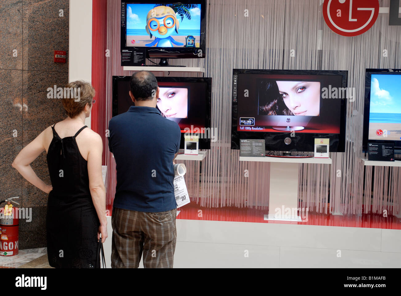 Verbraucher suchen die LG Scarlet high-Definition-Fernseher in das World Financial Center in New York Stockfoto