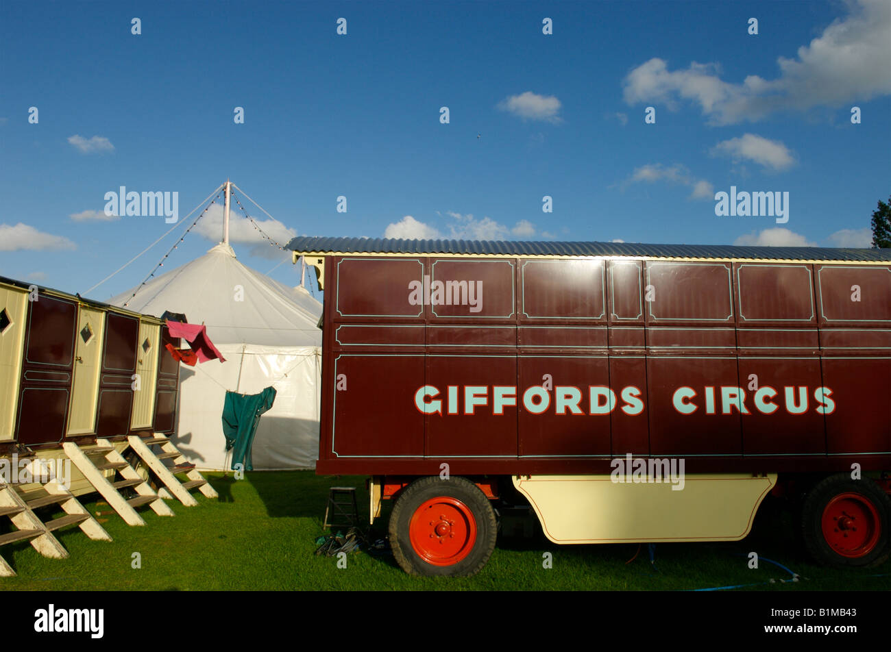 Ein Zirkus Zirkuszelt und Wagen im Giffords Circus Stockfoto