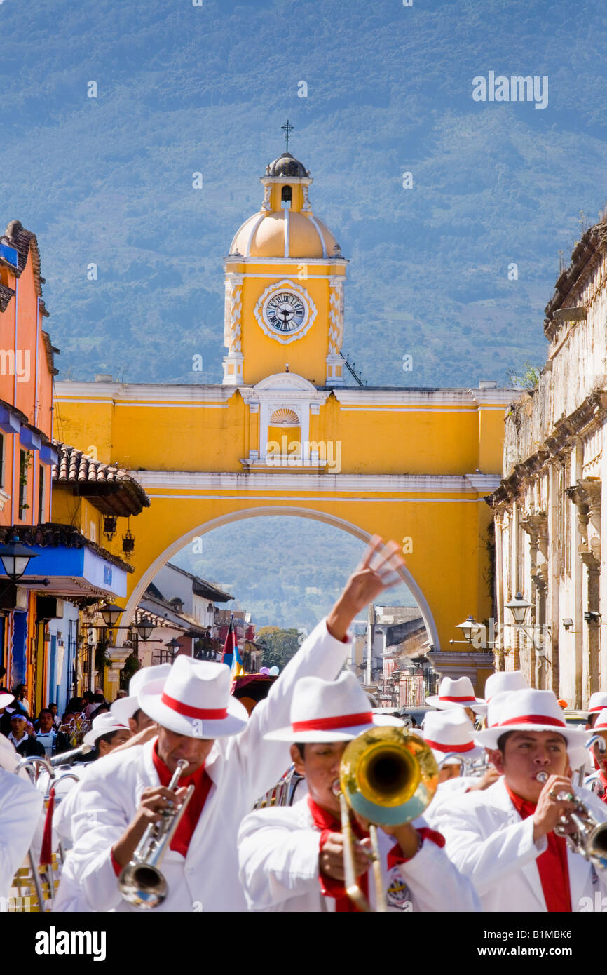 Umzug nach Santa Catalina arch koloniale Hauptstadt Antigua Guatemala Stockfoto