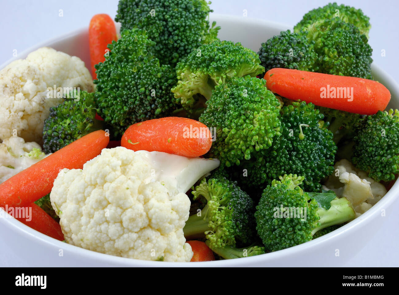 Eine Schüssel mit Mischgemüse mit Brokkoli, Blumenkohl und Karotten Stockfoto