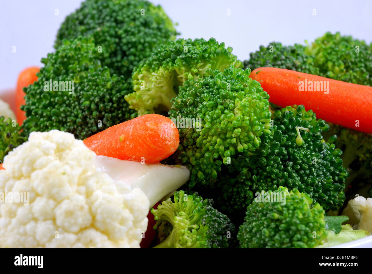 Gemischtes Gemüse mit Brokkoli, Blumenkohl und Karotten Stockfoto