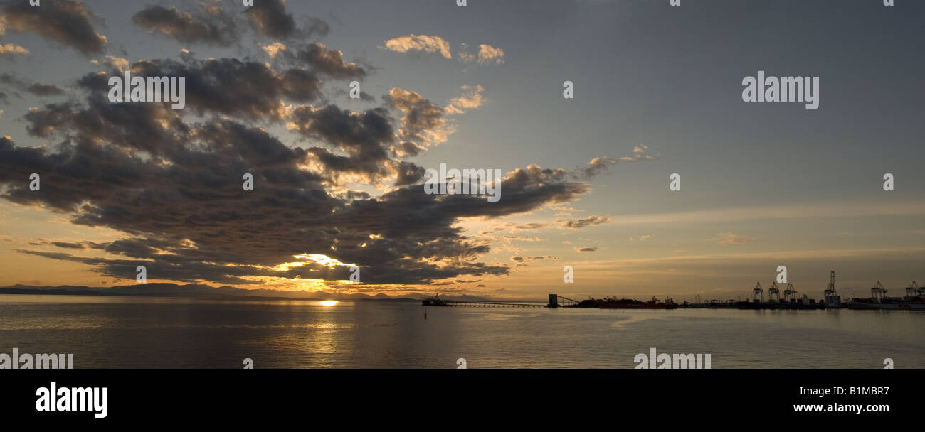 Panorama von Roberts Banken Kohle Hafen bei Sonnenuntergang, Tsawwassen, British Columbia, Kanada Stockfoto