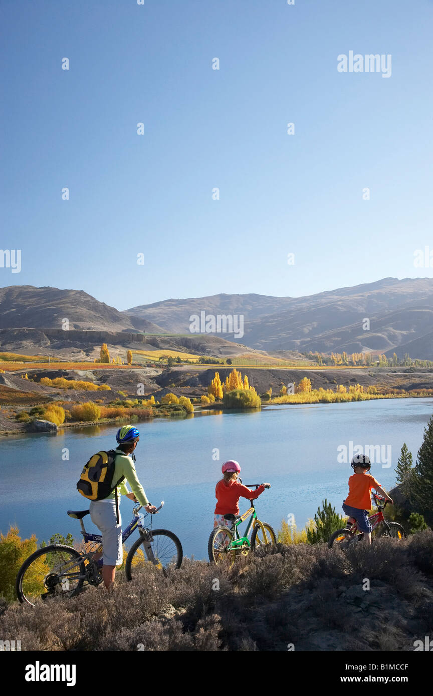 Mountain Biker Lake Dunstan und herbstlichen Farben Bannockburn Central Otago Neuseeland Südinsel Stockfoto