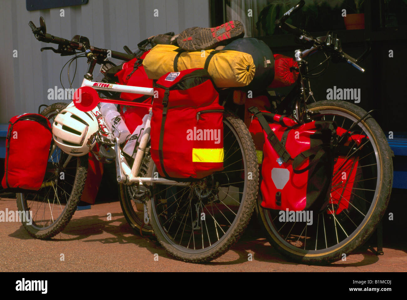 Fahrräder / Bikes mit Beuteln verpackt und bereit für Touren und Reisen auf BC Ferry, British Columbia, Kanada Stockfoto