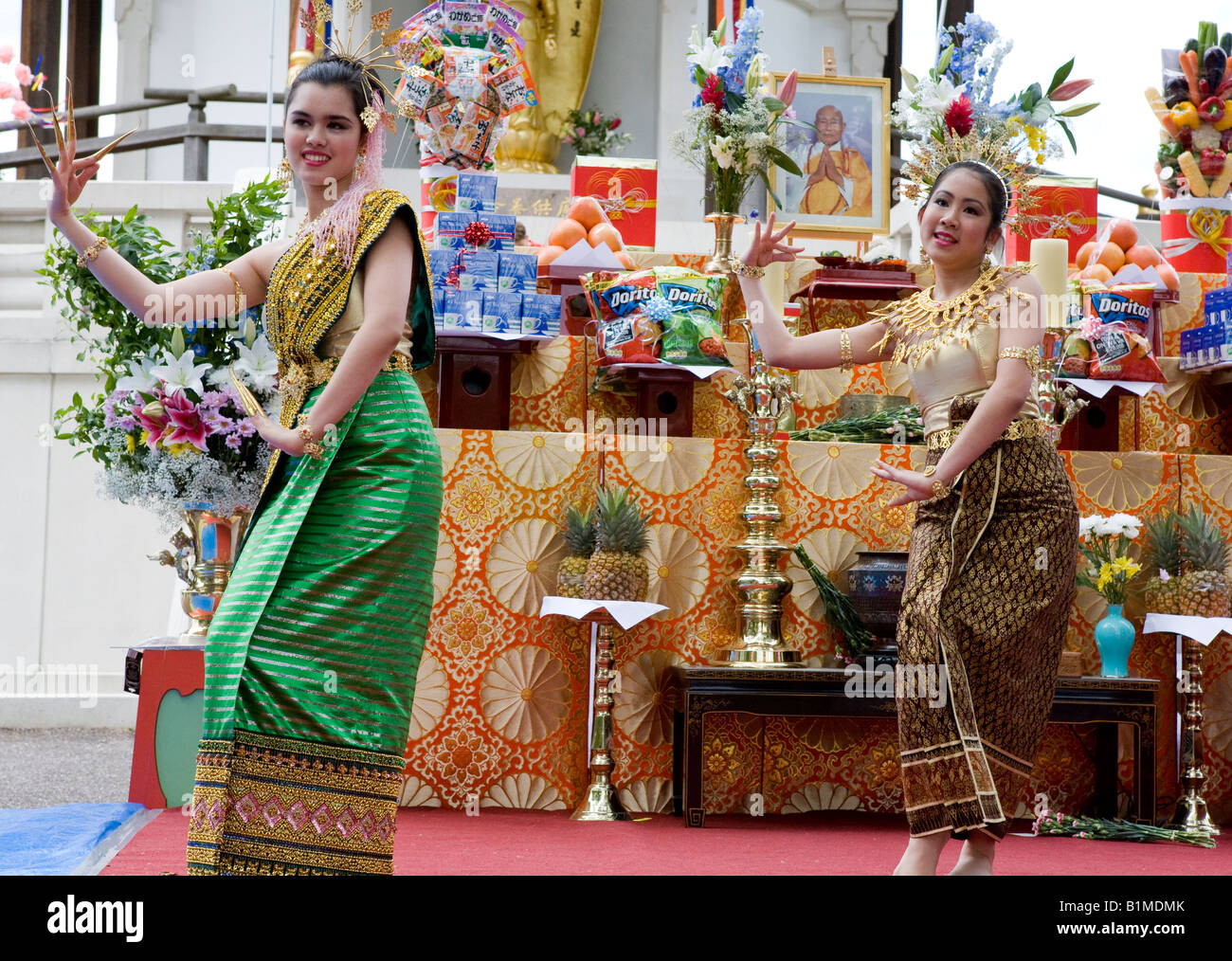 Traditionelle Thai Tänzer außerhalb des Peace Pagoda Batersea Park-London-UK Stockfoto