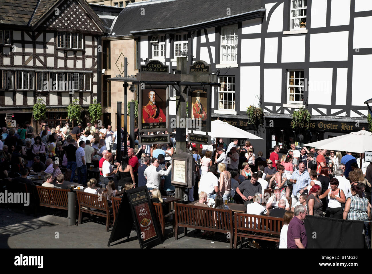 Der alte Wellington Inn Pub im Stadtzentrum von Manchester. Stockfoto