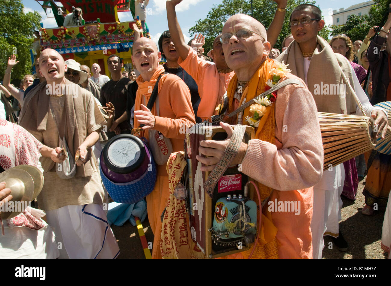 Hase Krisha Musiker und Tänzer in der 40. Hare-Krishna-Rathayatra-Wagen-Festival in London Stockfoto