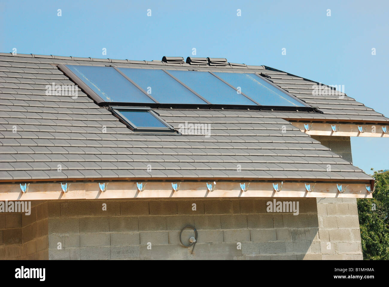 Haus mit Solarzellen auf dem Dach Stockfoto