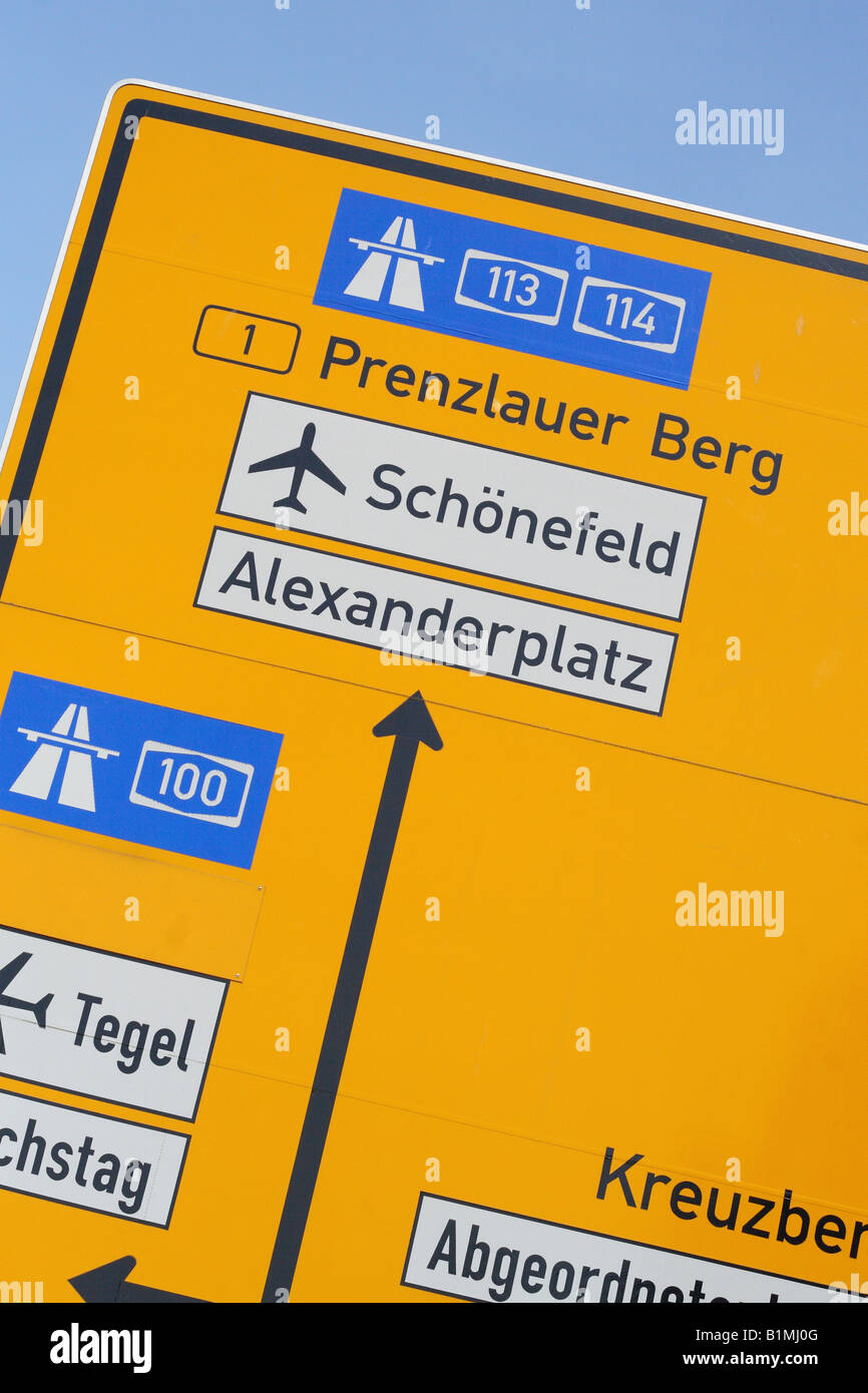 Berlin Deutschland Verkehr Verkehrsschild zeigt Richtung Route zum Flughafen Schönefeld Alexanderplatz und Prenzlauer Berg Stockfoto