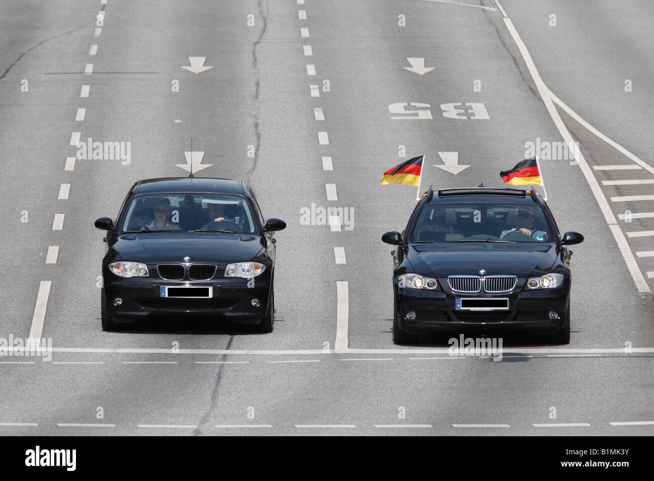 Zwei fast identische Autos nebeneinander, Fahnen mit deutscher Staatsangehöriger feiert Erfolge bei der EURO 2008 Fußball-Weltmeister Stockfoto