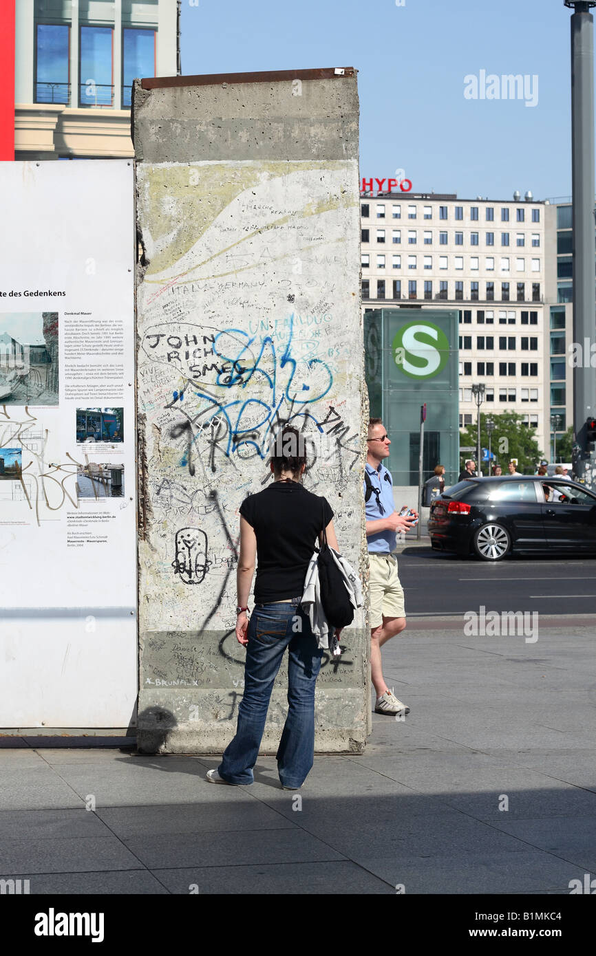 Potsdamer Platz Berlin Deutschland sieht ein Tourist an einem Abschnitt der Berliner Mauer noch im Ort am Potsdamer Platz Stockfoto