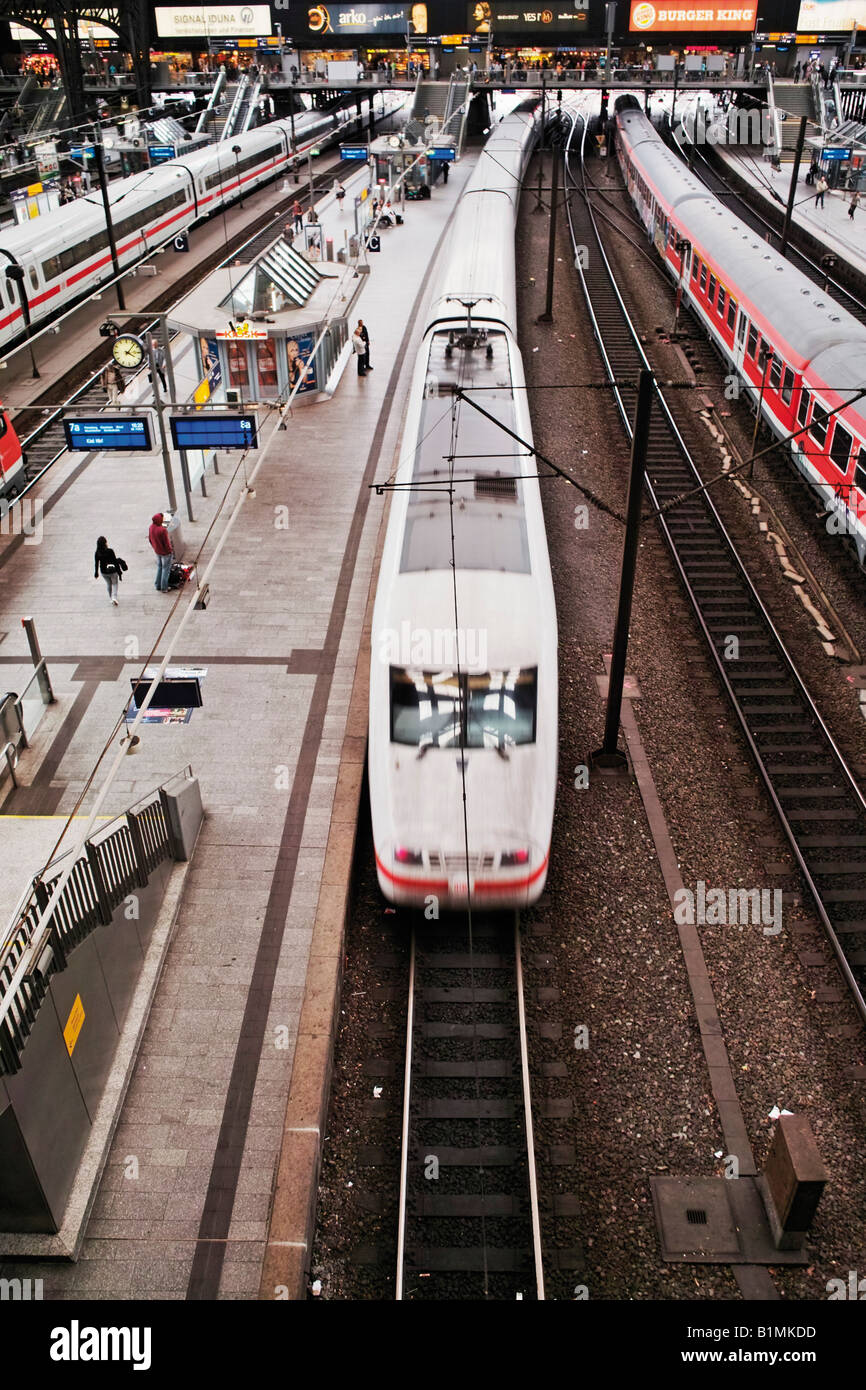 Deutsche high-Speed-Zug Intercity Express ICE verlassen Hauptbahnhof, Hamburg, Deutschland Stockfoto