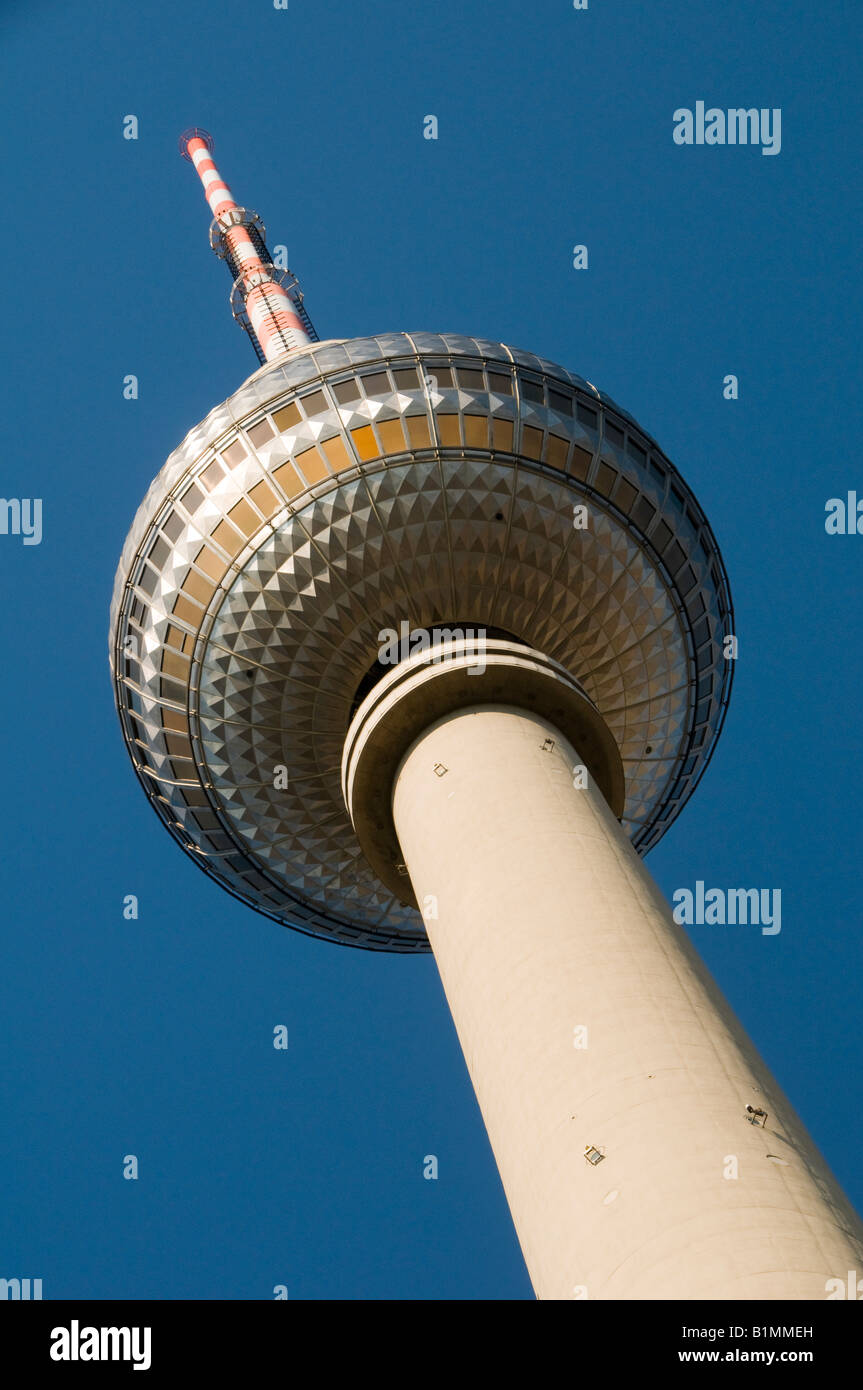 Der Fernsehturm, der 1969 von der ehemaligen Deutschen Demokratischen Republik (DDR) auf dem Alexanderplatz in Berlin gebaut wurde Stockfoto