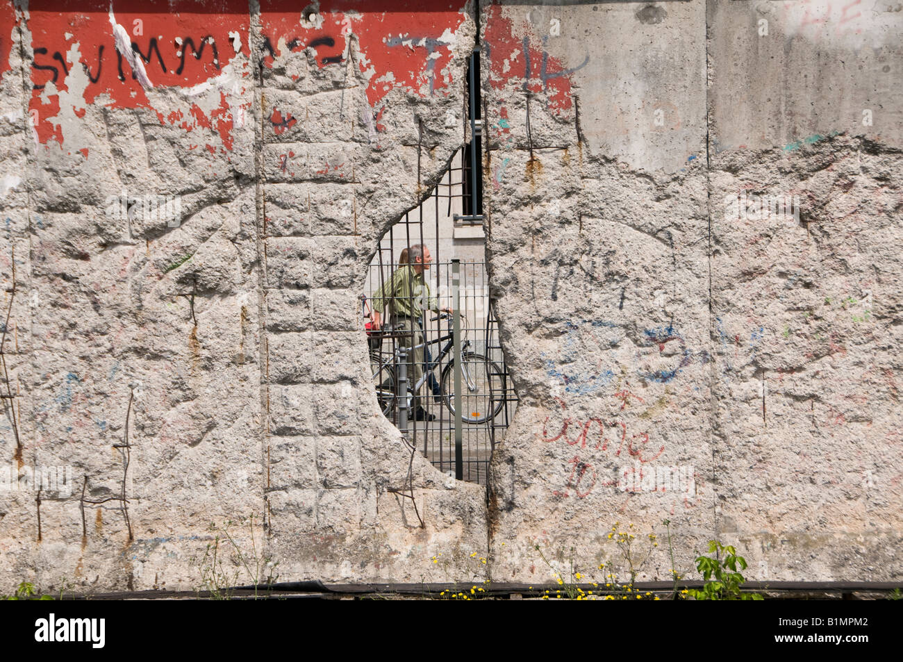 Ein Teil des restlichen Abschnitts der Berliner Mauer, der die Stadt von 1961 bis 1989 teilte, befindet sich in der Niederkirchner Straße Berlin Deutschland Stockfoto