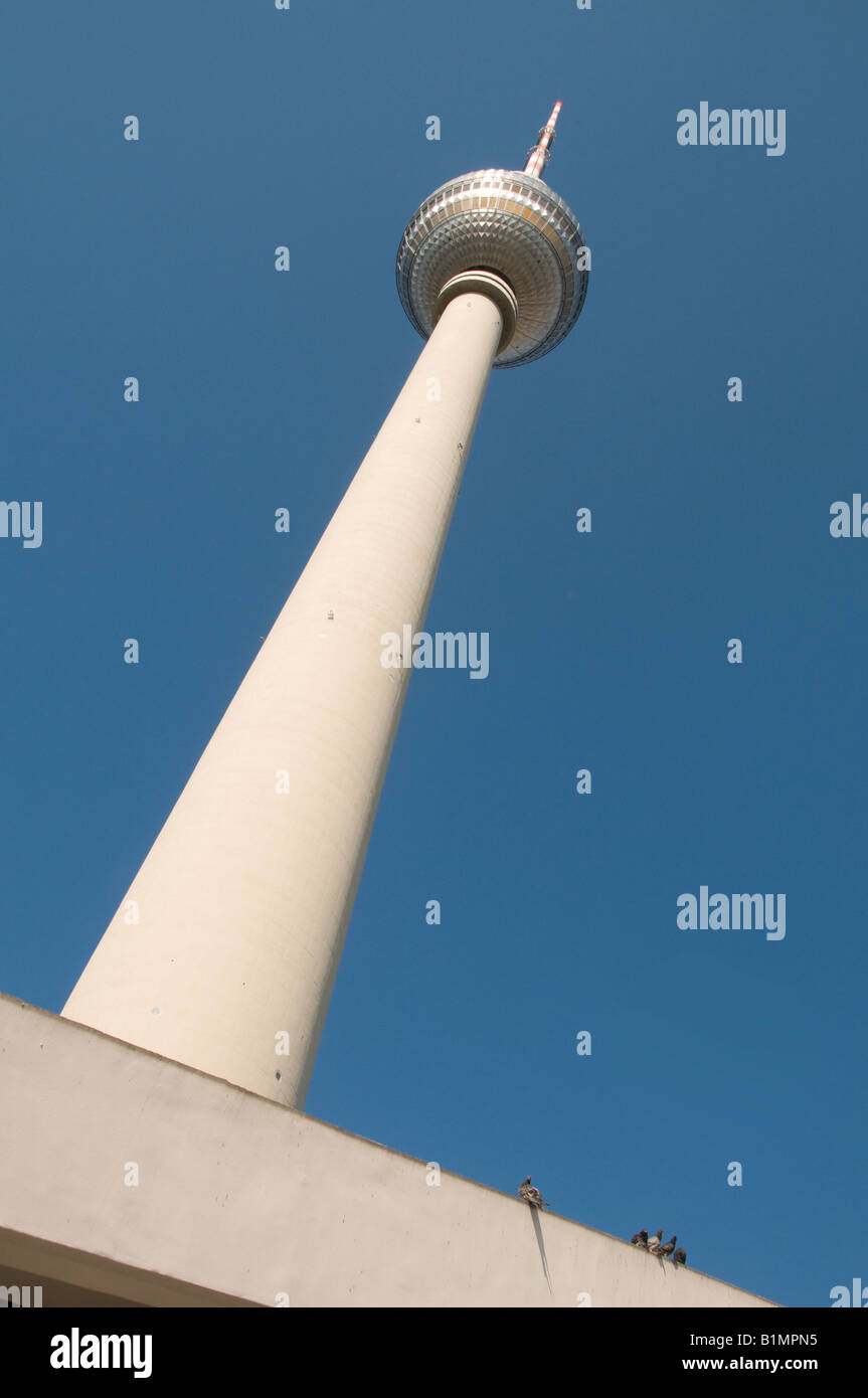 Der Fernsehturm, der 1969 von der ehemaligen Deutschen Demokratischen Republik (DDR) auf dem Alexanderplatz in Berlin gebaut wurde Stockfoto