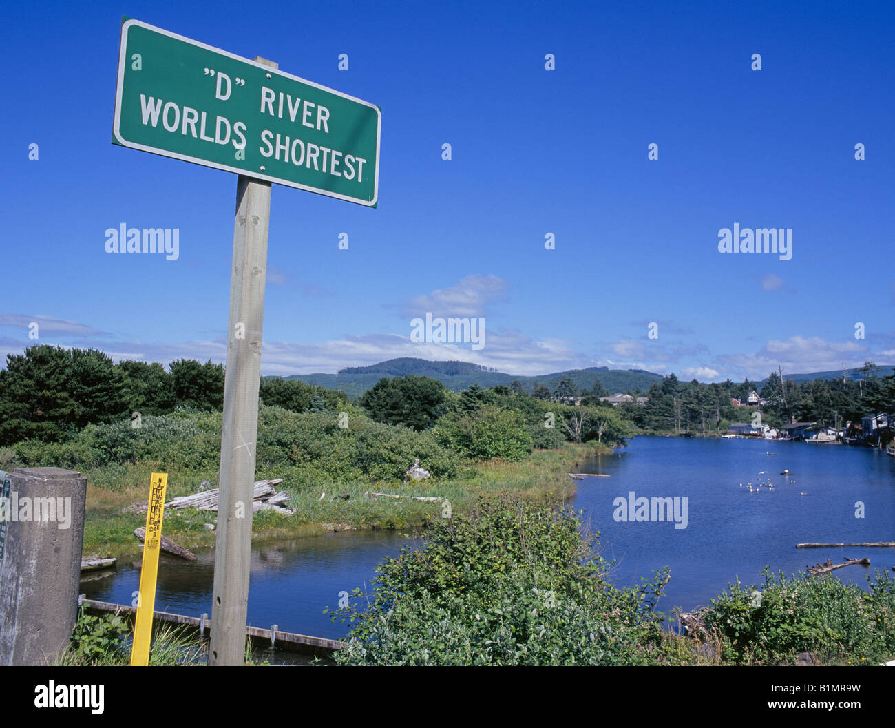 Eine Ansicht Des Zeichens Auf Dem Fluss D Verkundet Es Der Kurzeste Fluss Der Welt Und Teufel S See In Lincoln City Oregon Sein Stockfotografie Alamy