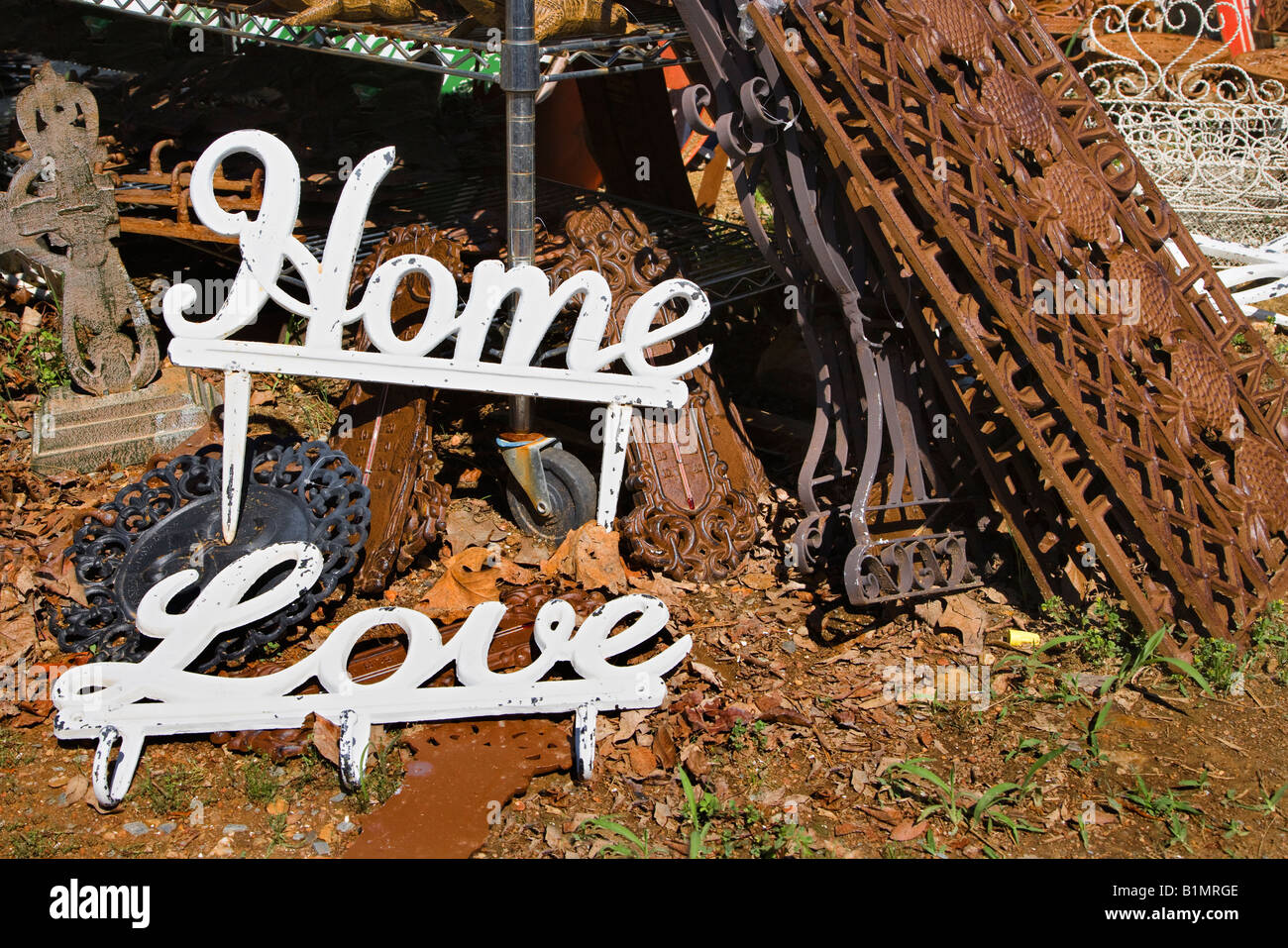 Metall Gartendekorationen Worte Liebe und neben dem Hause rostige Metallobjekte Stockfoto