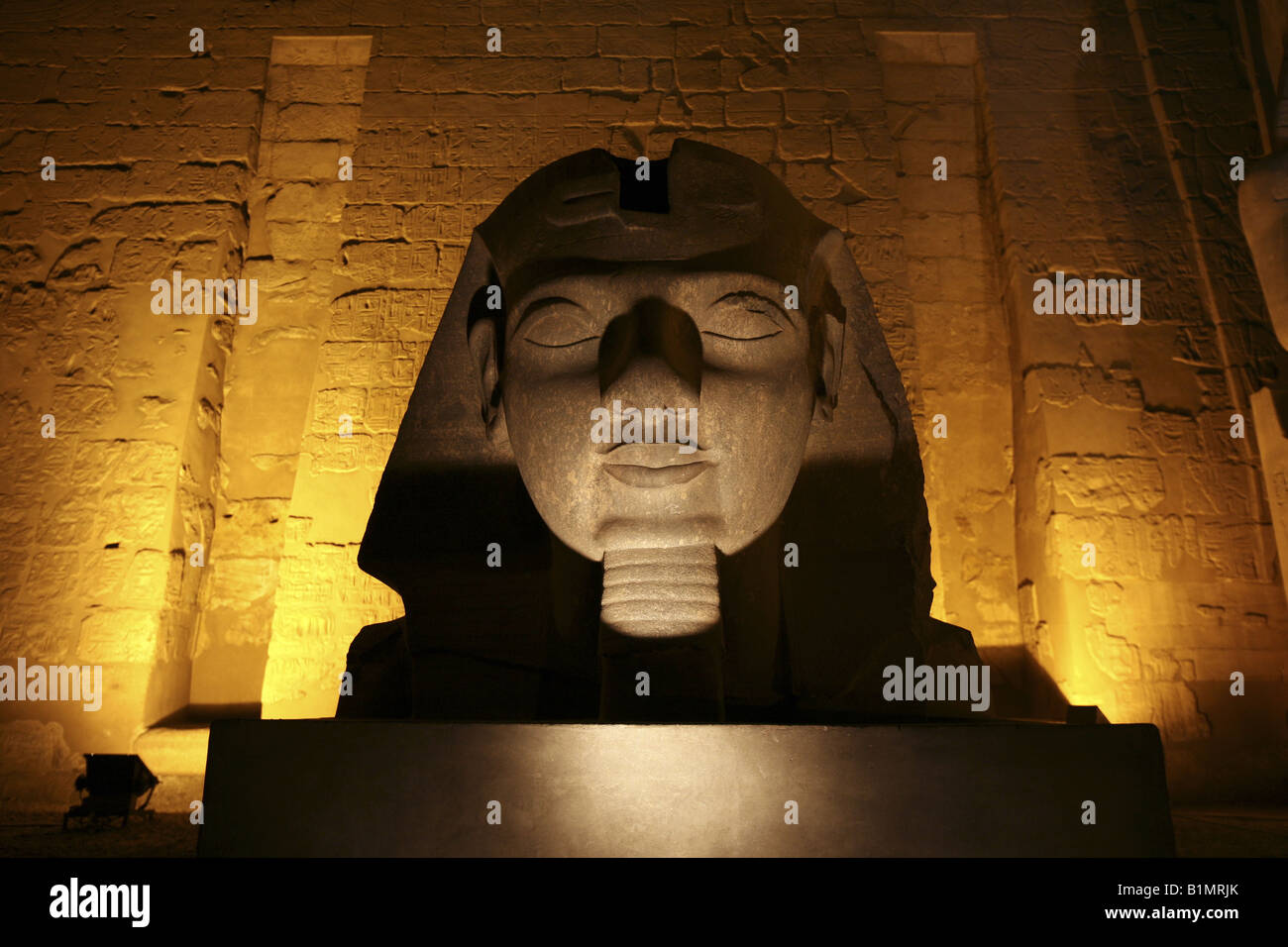 Statue von Ramses 2. auf die Tempel von Luxor-Luxor-Ägypten Stockfoto