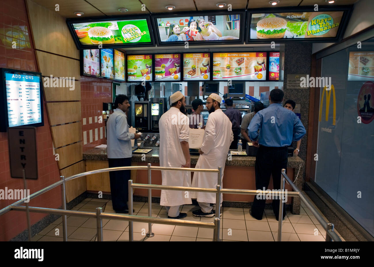 Indien MUMBAI MAHARASHTRA muslimischen indische Männer Schlange stehen um Fast food bei McDonald s Franchise in Mumbai Stockfoto