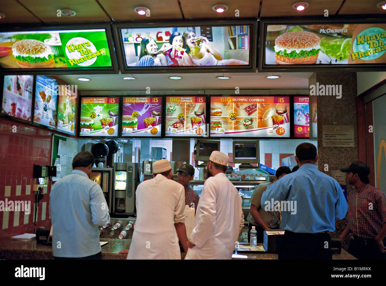 Fast Food Laden In Der Nähe Indien MUMBAI MAHARASHTRA muslimischen indische Männer Schlange stehen